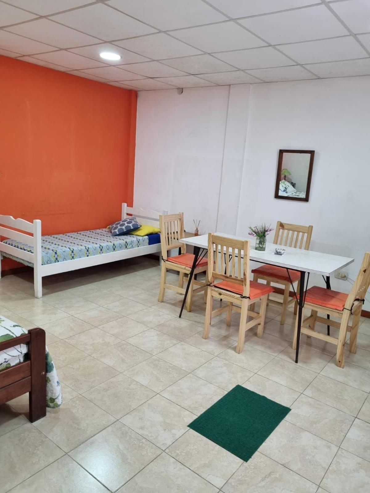 Monoambiente con TV y Heladera