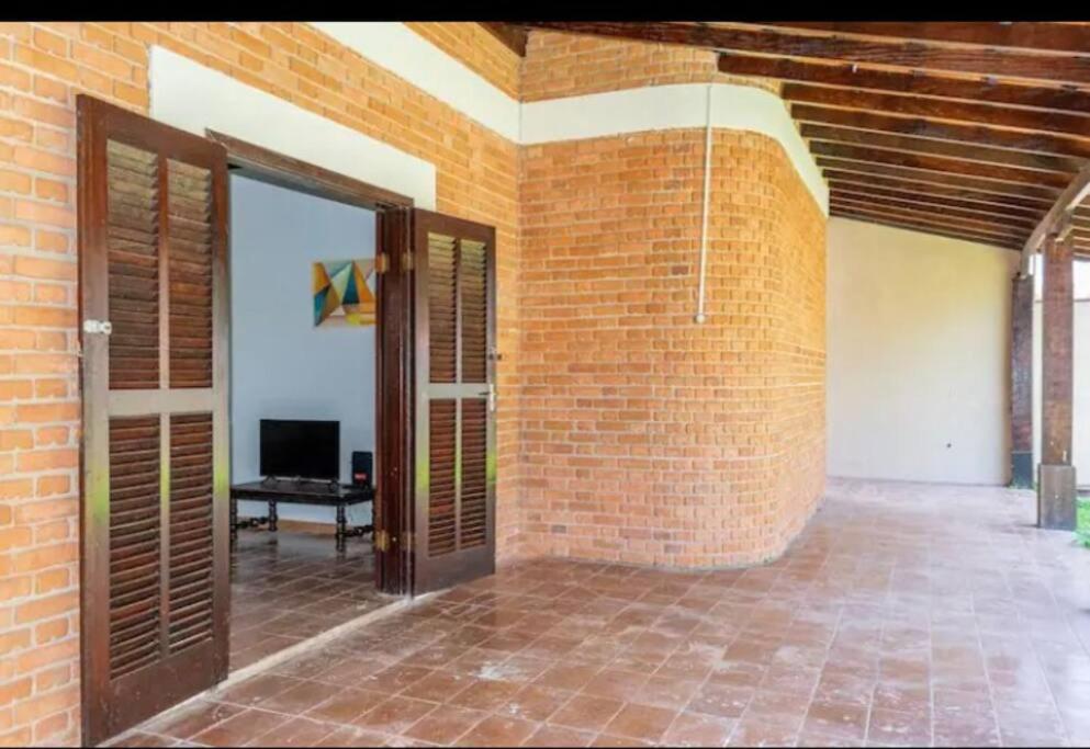 Casa ao lado de duas praias