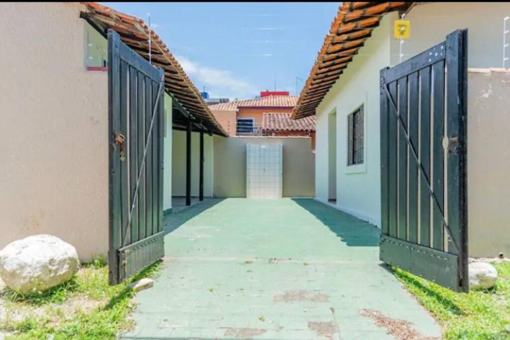 Casa ao lado de duas praias