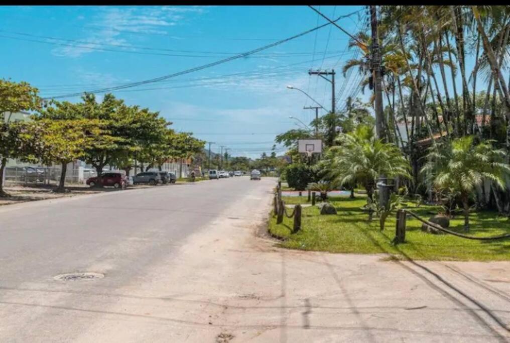 Casa ao lado de duas praias