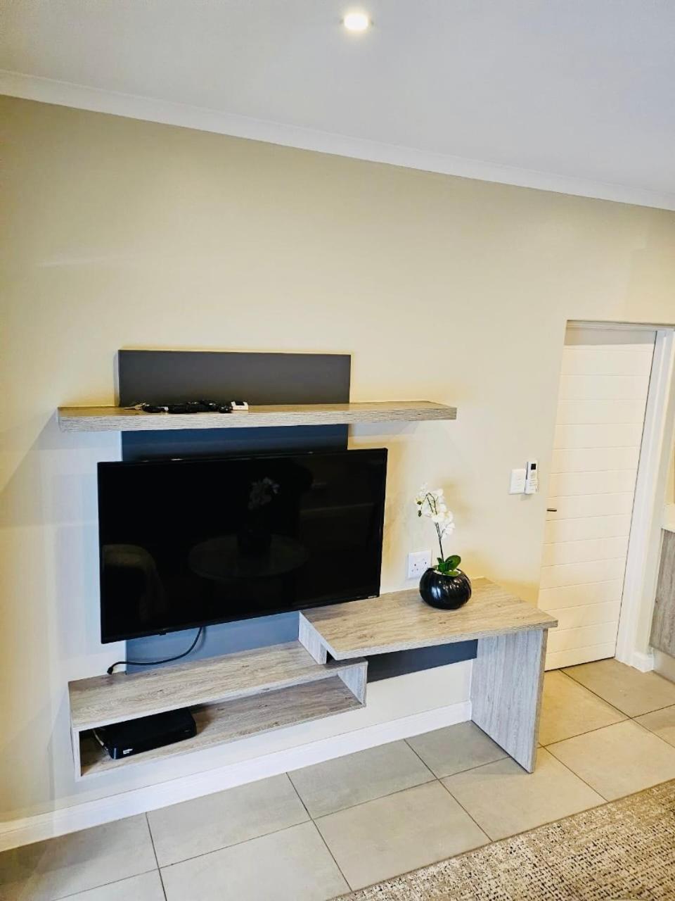 Zuriel Spaces 2 bedrooms 2 bathrooms Luxurious Modern Apartment