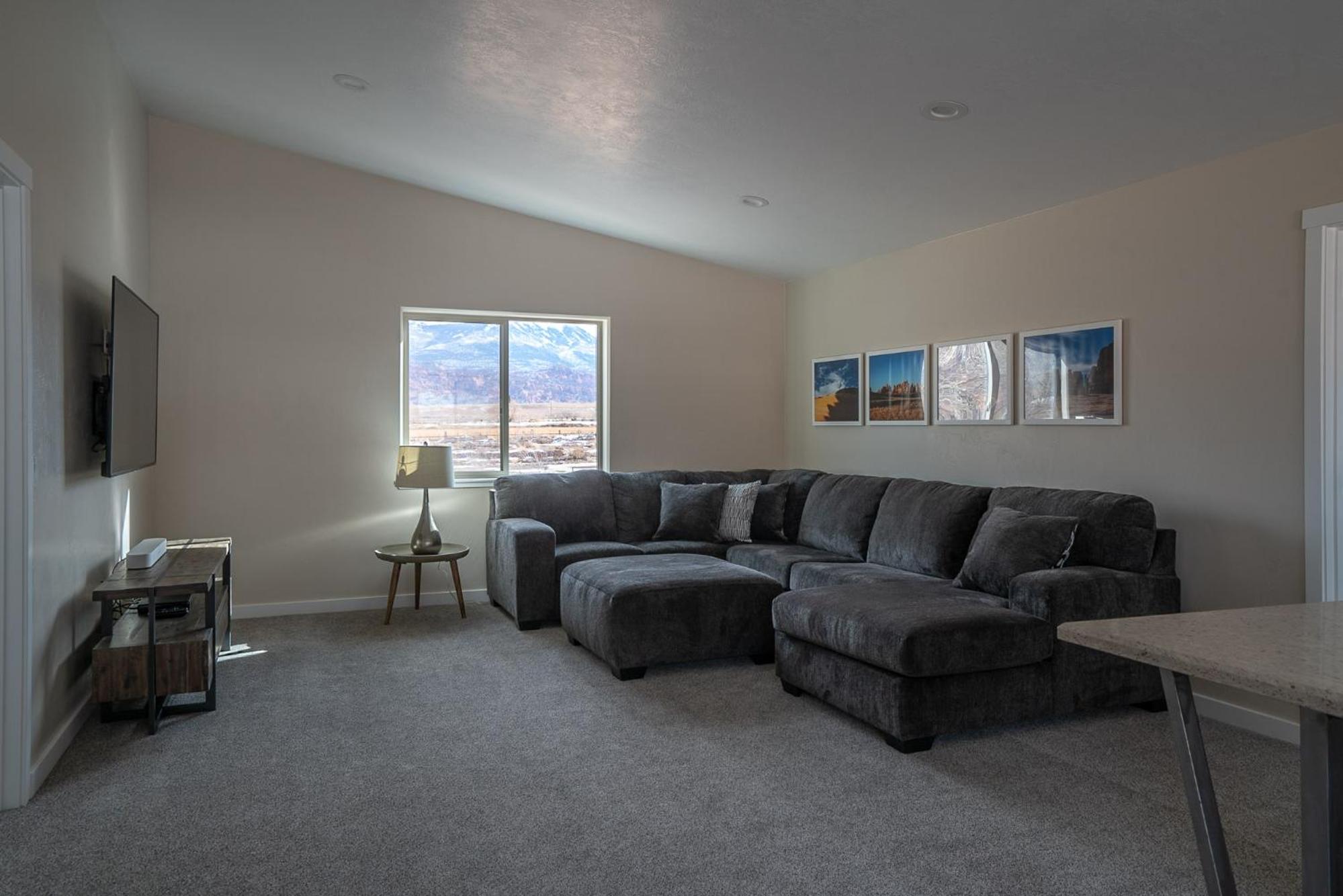 Modern mountain view house with private hot tub! view 3