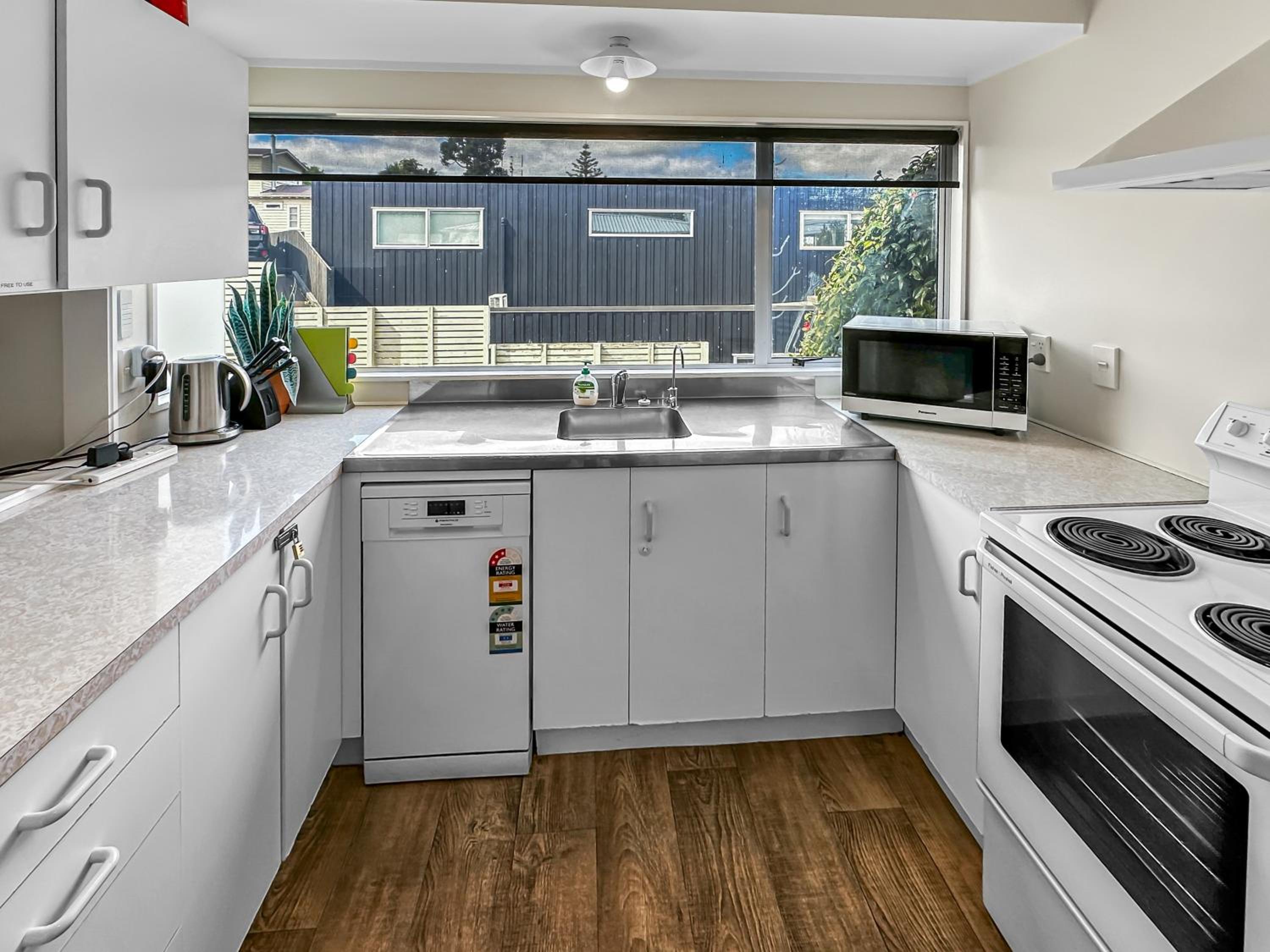 Onehunga Oasis l 2bed Private Home l Cornwall Park view 5