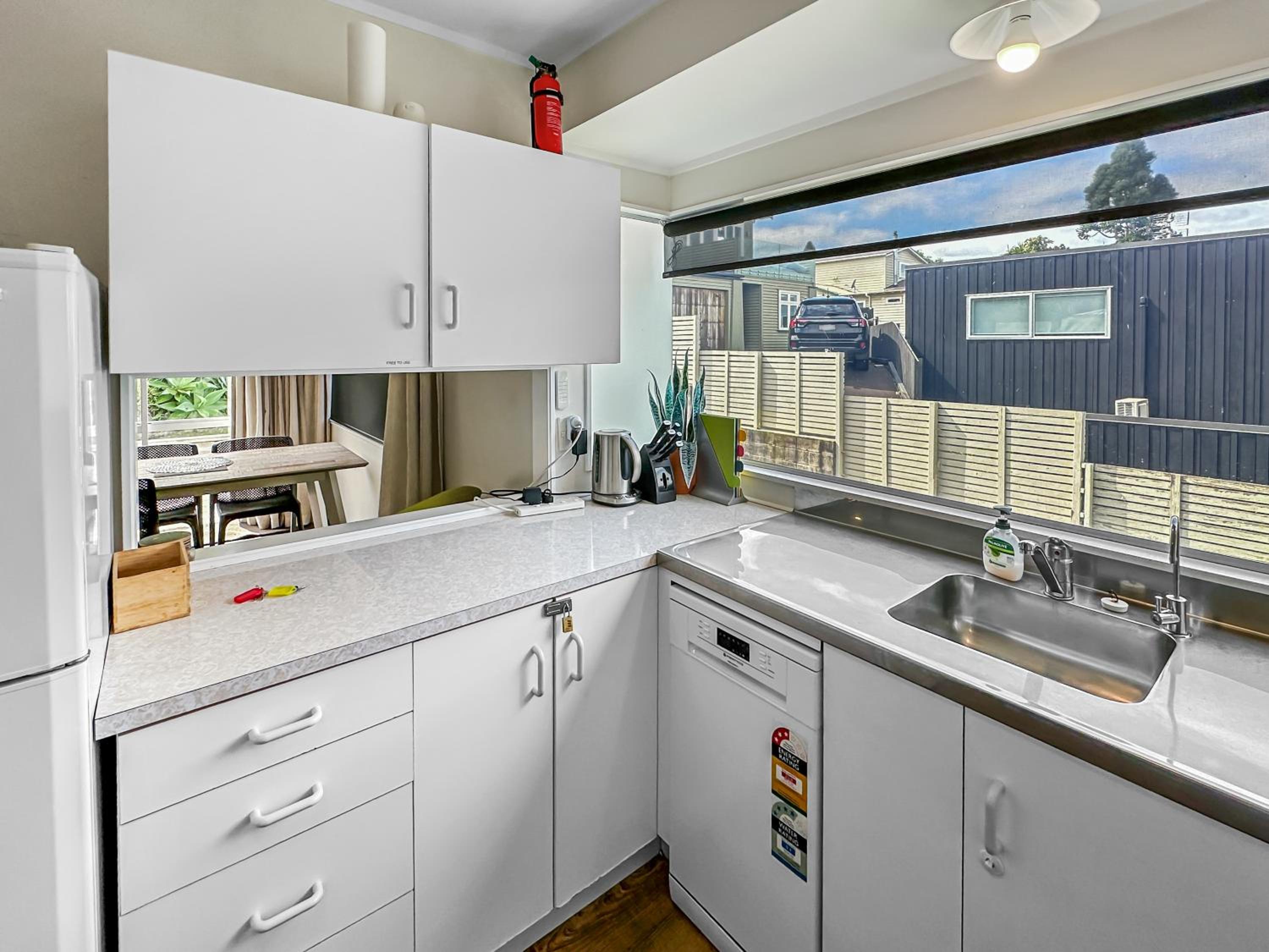 Onehunga Oasis l 2bed Private Home l Cornwall Park view 3