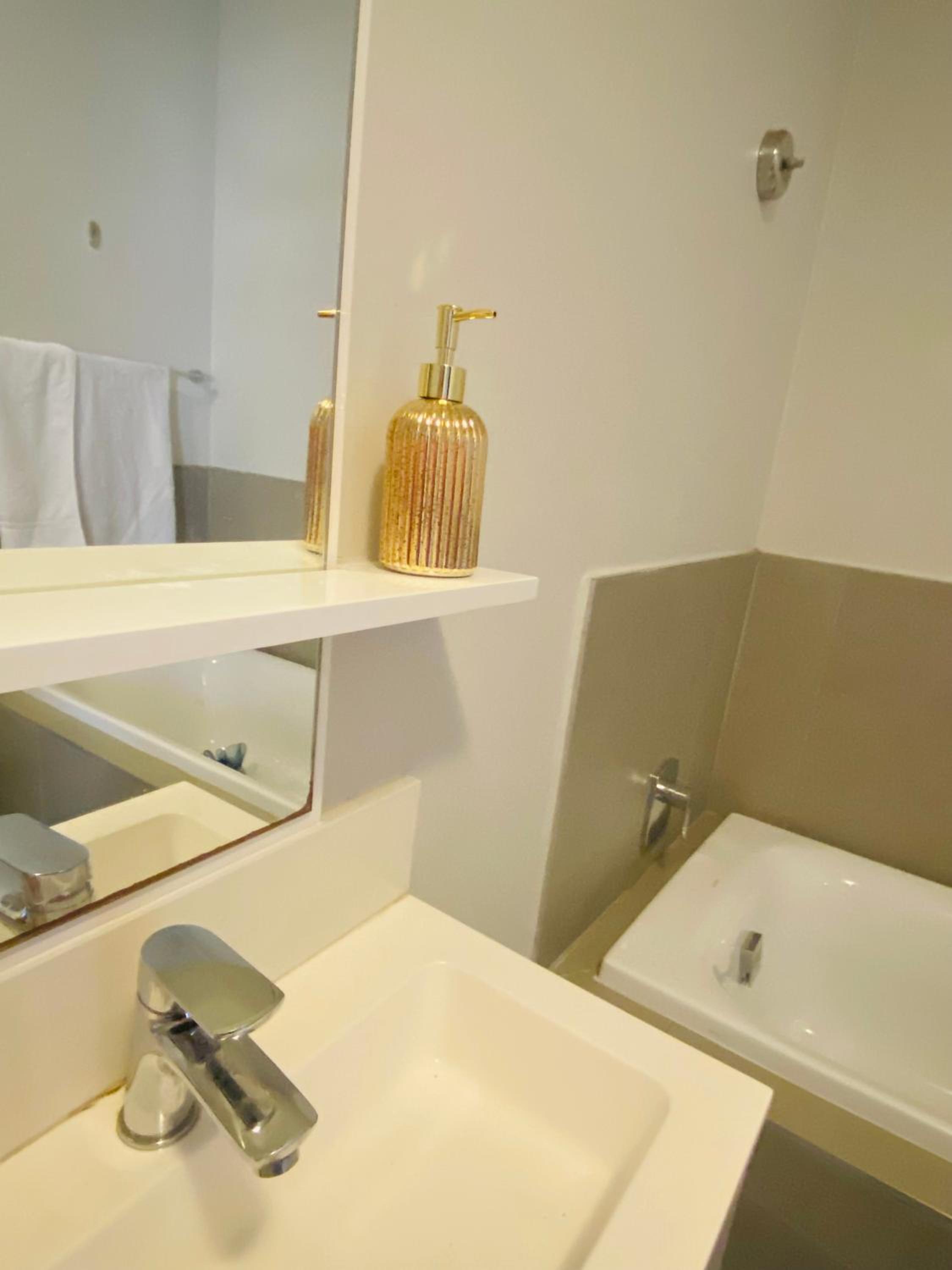 Zuriel Spaces 2 bedrooms 2 bathrooms Luxurious Modern Apartment