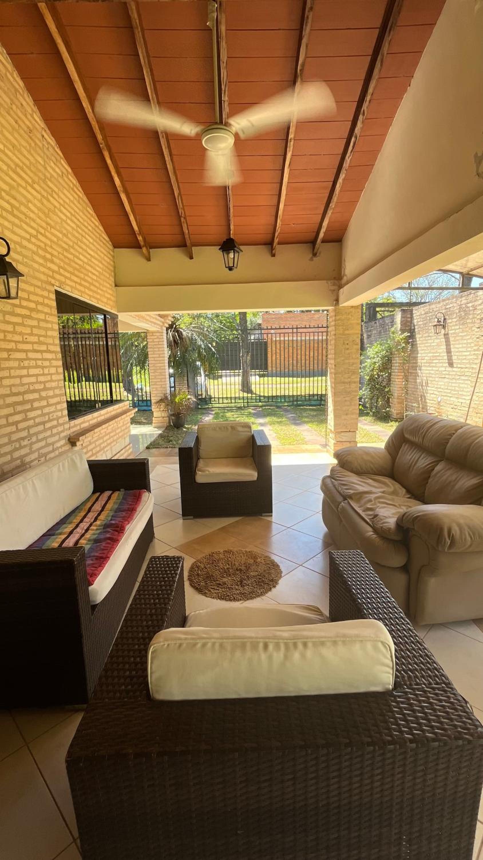 Casa familiar con habitaciones privadas