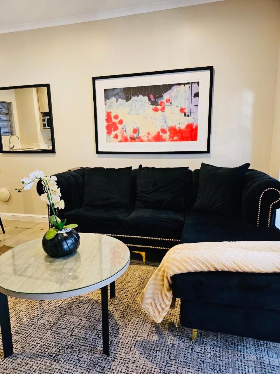 Zuriel Spaces 2 bedrooms 2 bathrooms Luxurious Modern Apartment