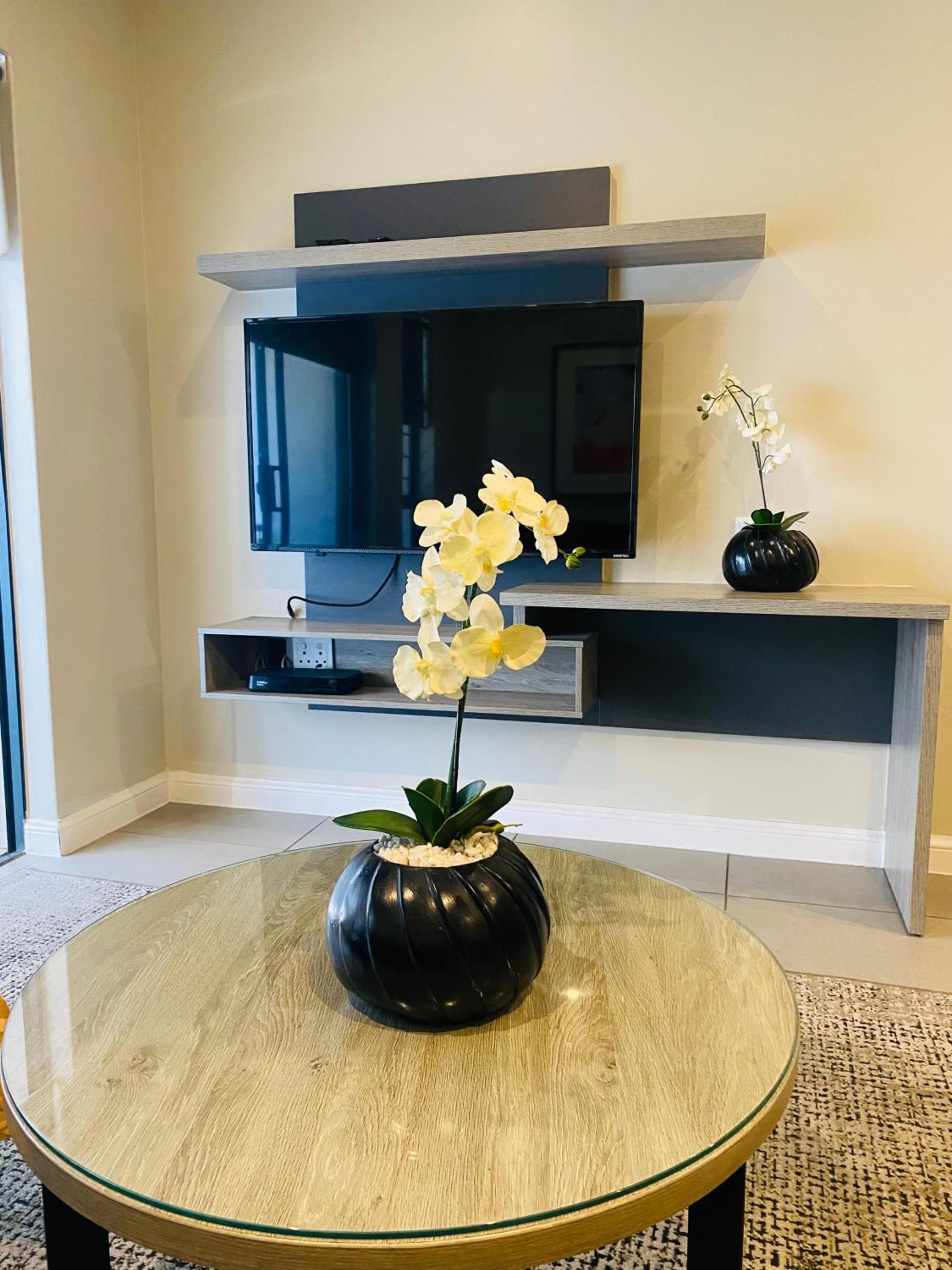 Zuriel Spaces 2 bedrooms 2 bathrooms Luxurious Modern Apartment