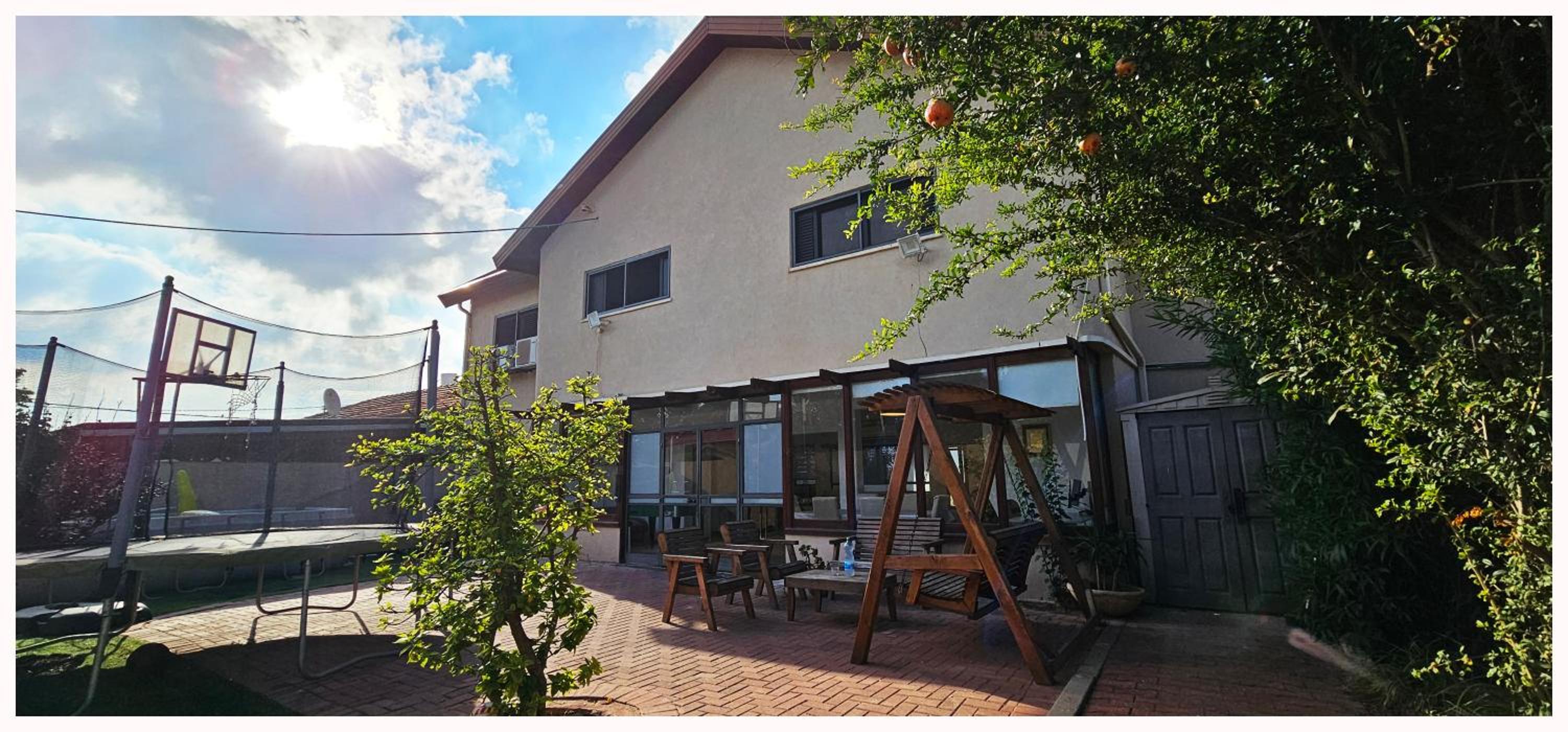 House with garden next to the beach, has a miklat view 2