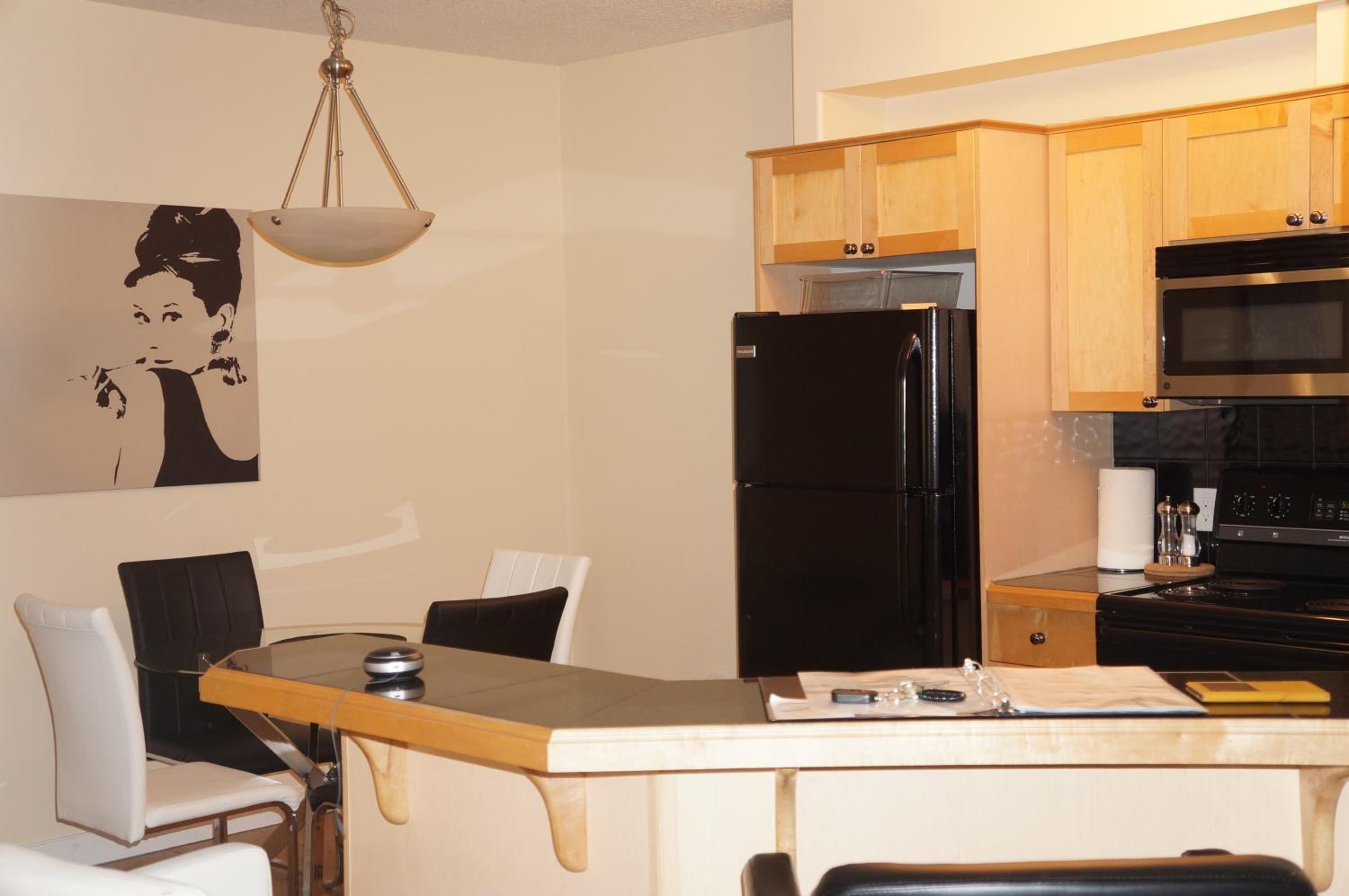 Luxury Corporate Housing: Furnished 2BR Townhouse