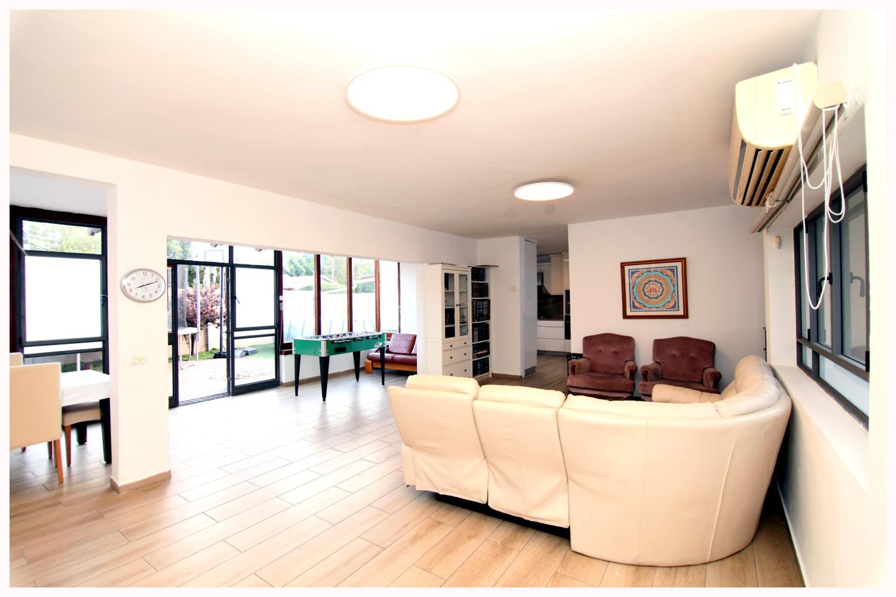 House with garden next to the beach, has a miklat view 5