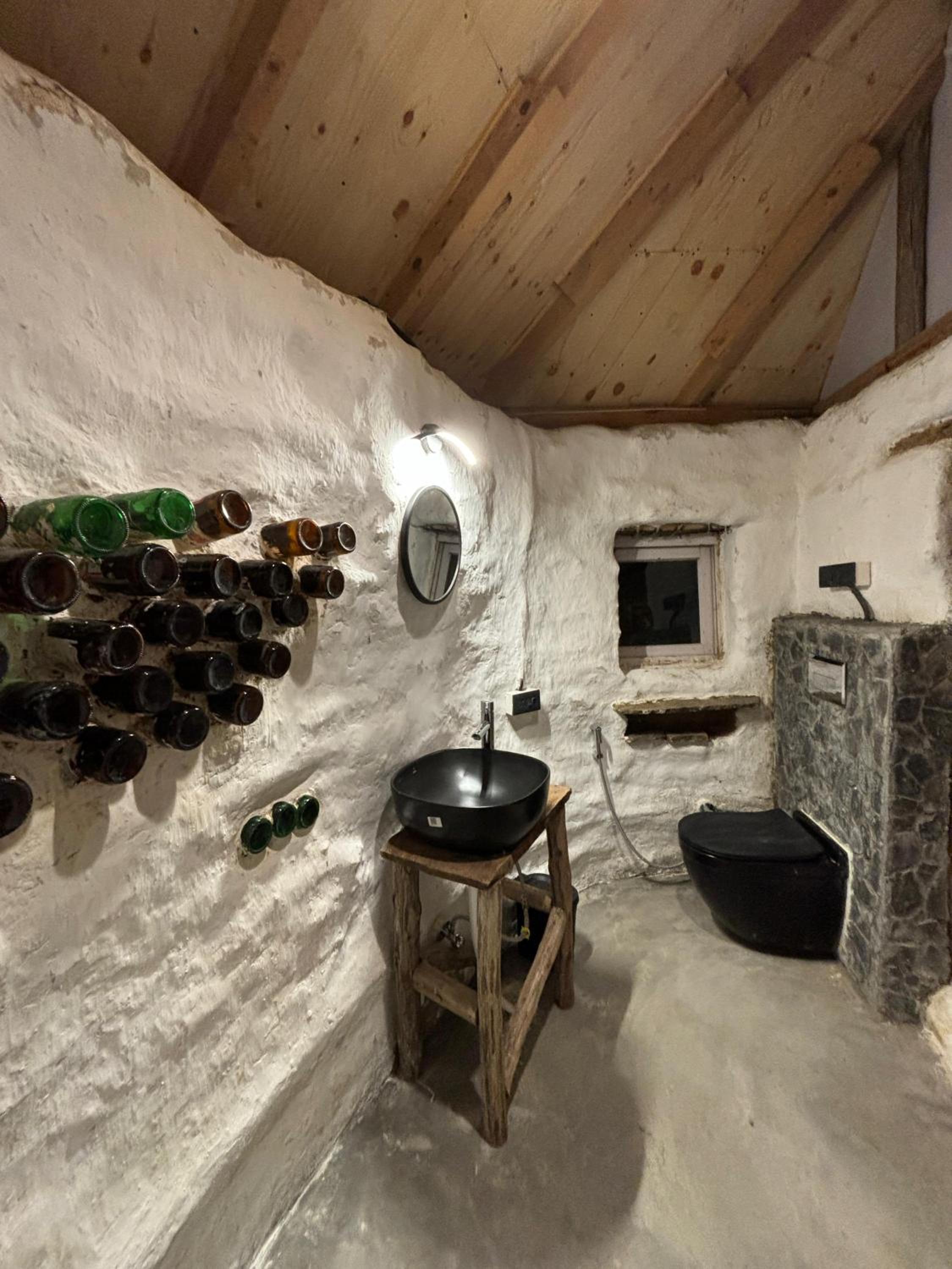 Janki's Commune - An Earthen Stay Amidst Old Manali