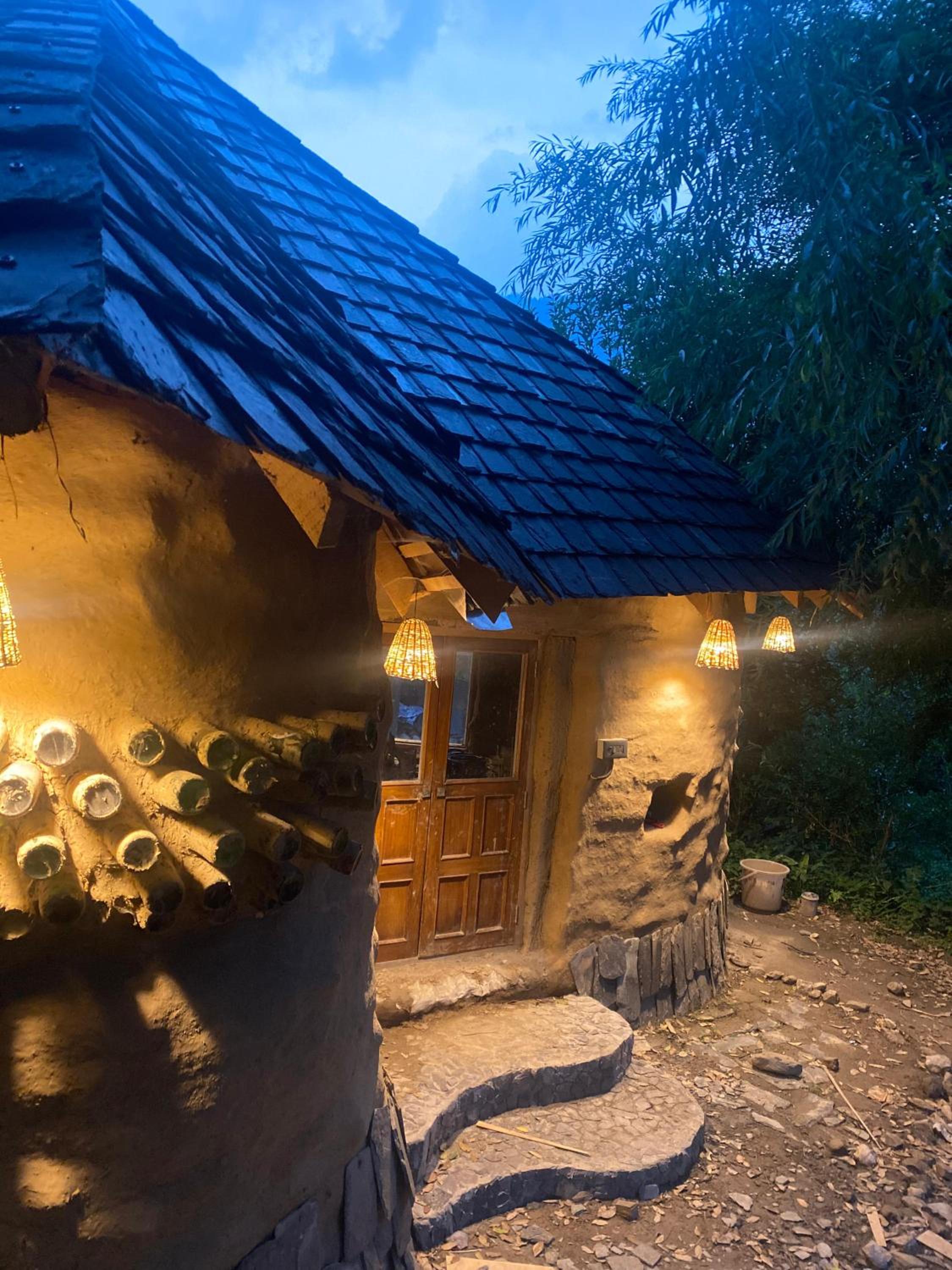 Janki's Commune - An Earthen Stay Amidst Old Manali