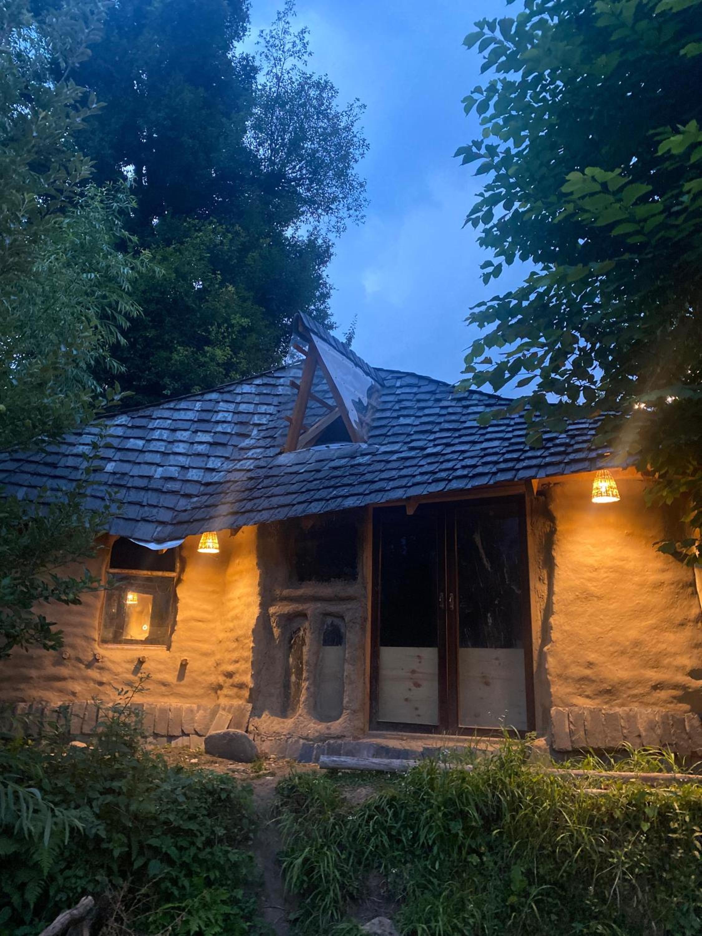 Janki's Commune - An Earthen Stay Amidst Old Manali