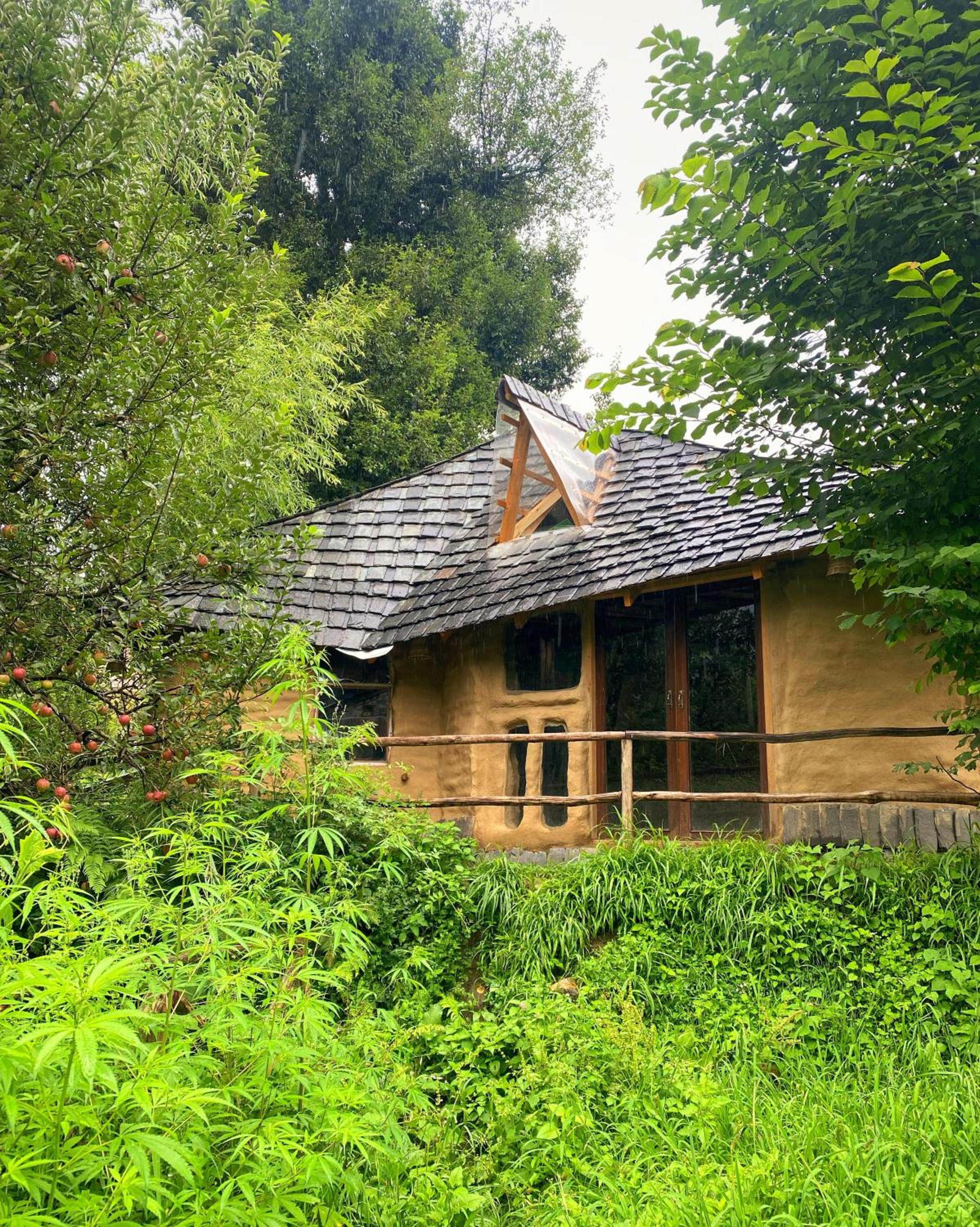 Janki's Commune - An Earthen Stay Amidst Old Manali