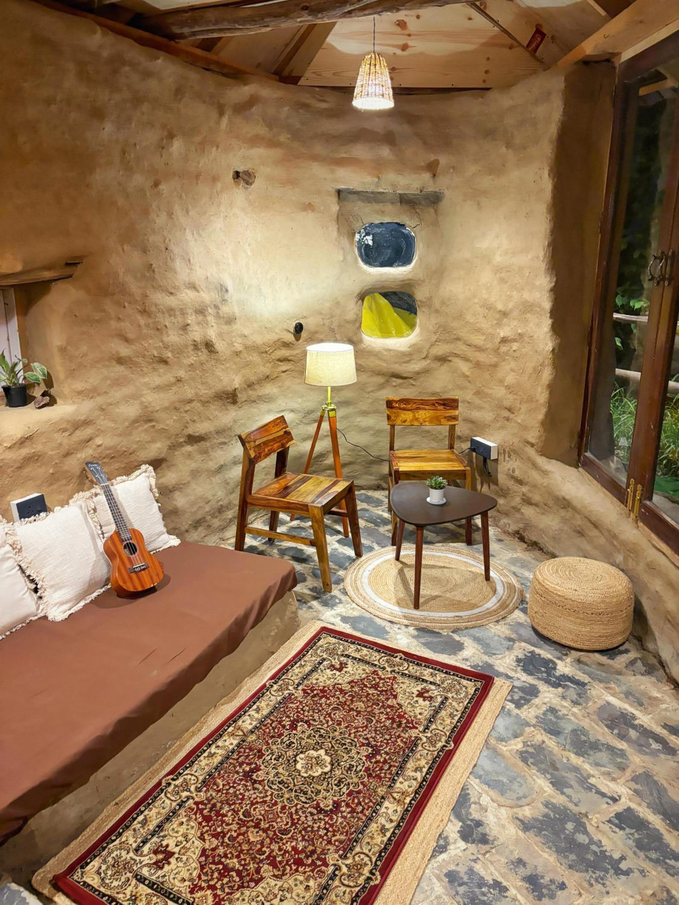 Janki's Commune - An Earthen Stay Amidst Old Manali