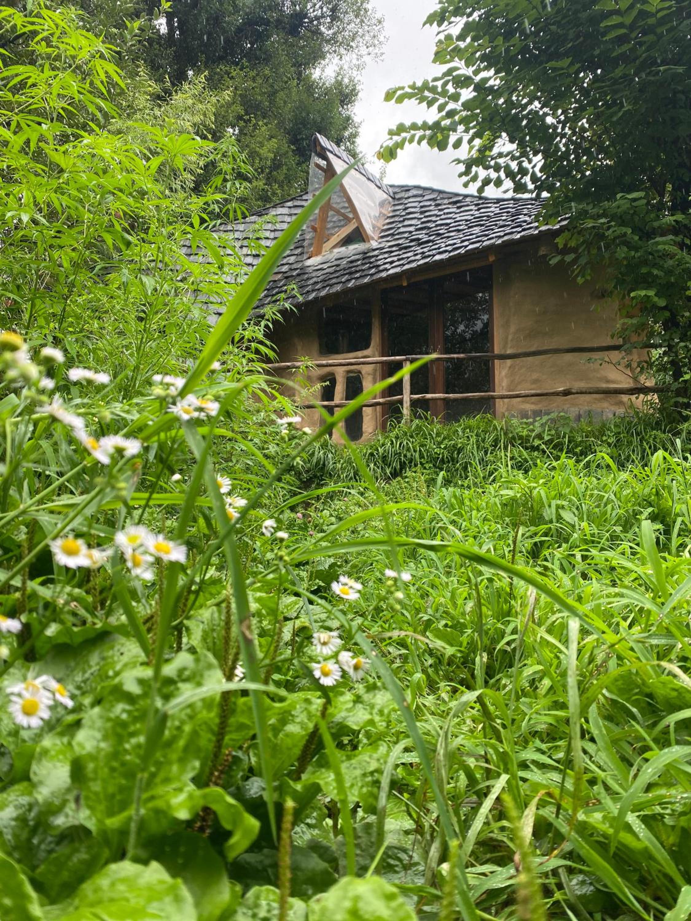 Janki's Commune - An Earthen Stay Amidst Old Manali