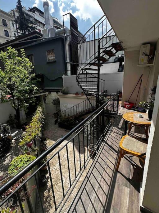 Spacious Villa Apartment in a Trendy Neighborhood