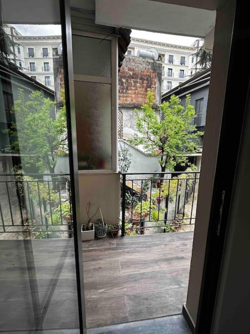 Spacious Villa Apartment in a Trendy Neighborhood