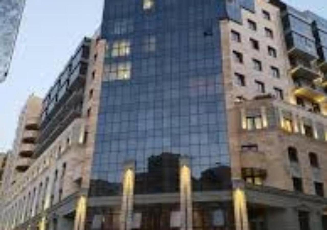 2 room apartment inthe center 93 aprt