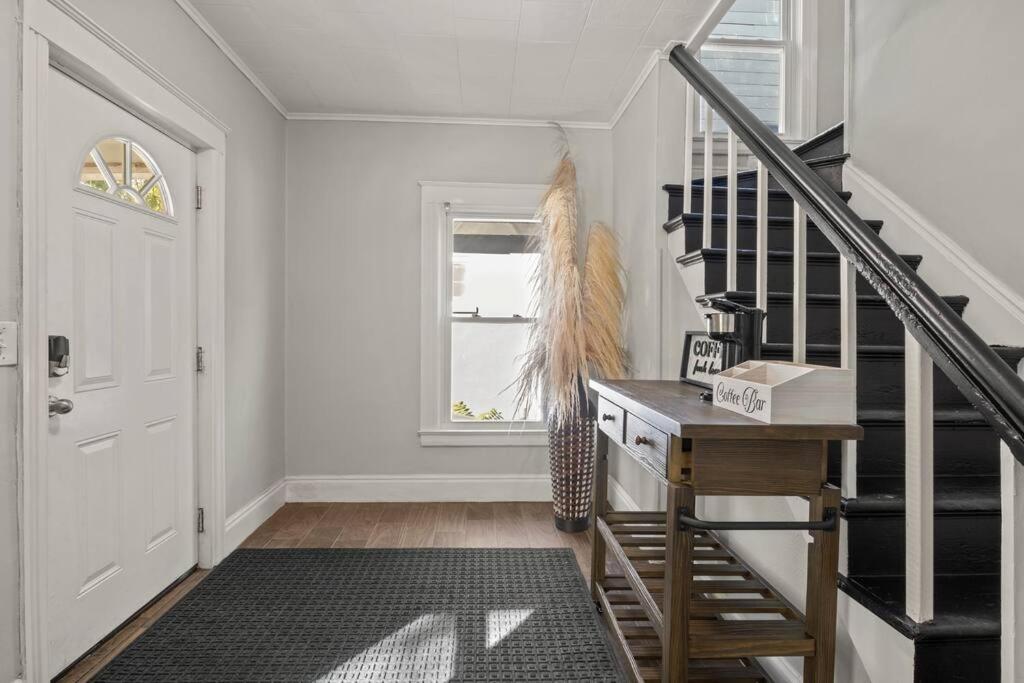 Hotel Beautiful One Bed in Lovely Park Ave Neighborhood - Image 1