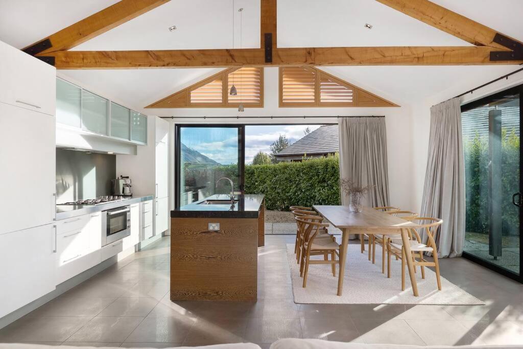 Skye Scape Luxury Retreat - Mountain Views view 3