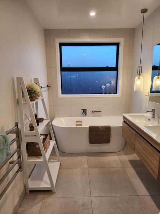 Relaxing coastal home with pool and spa view 3