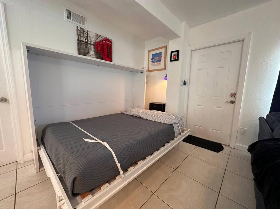 Corner Bungalow The Bloom House mins to beach WiFi AC Heater view 3
