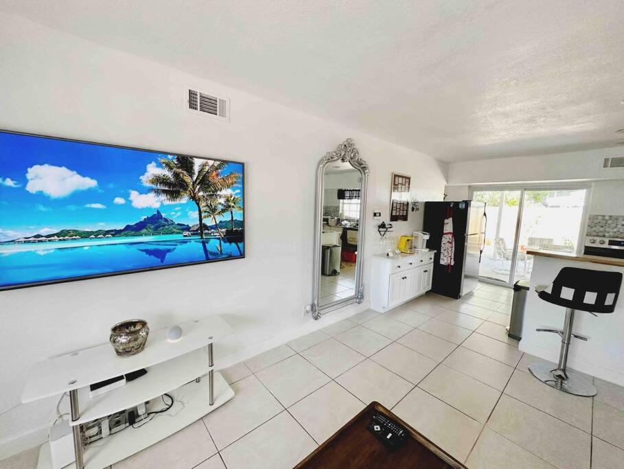 Corner Bungalow The Bloom House mins to beach WiFi AC Heater view 5