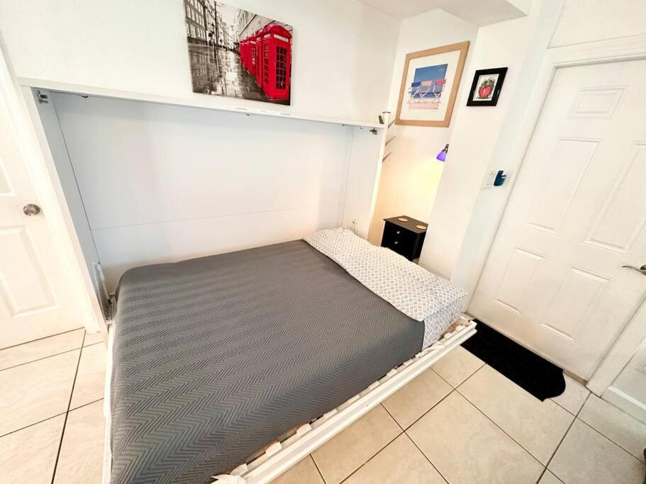 Corner Bungalow The Bloom House mins to beach WiFi AC Heater view 4