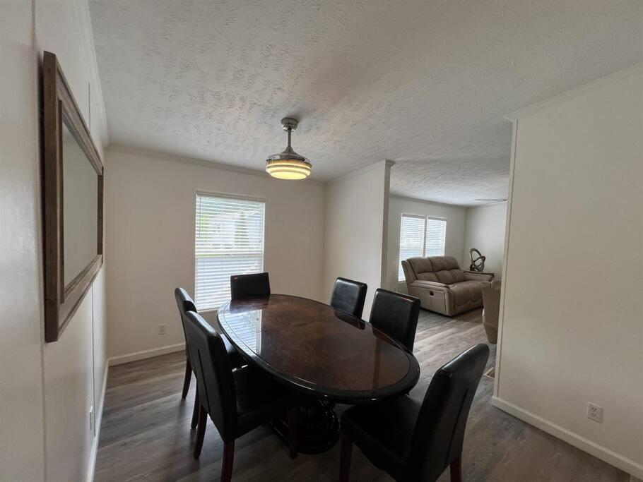 Luxurious 4BR Mountain Haven with Parking view 3