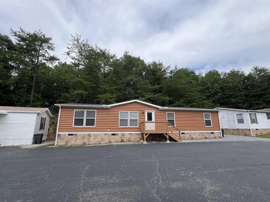 Luxurious 4BR Mountain Haven with Parking view 4