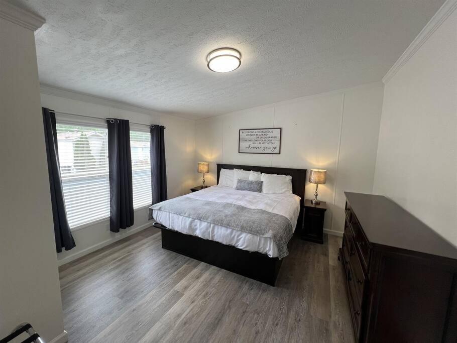 Luxurious 4BR Mountain Haven with Parking view 5