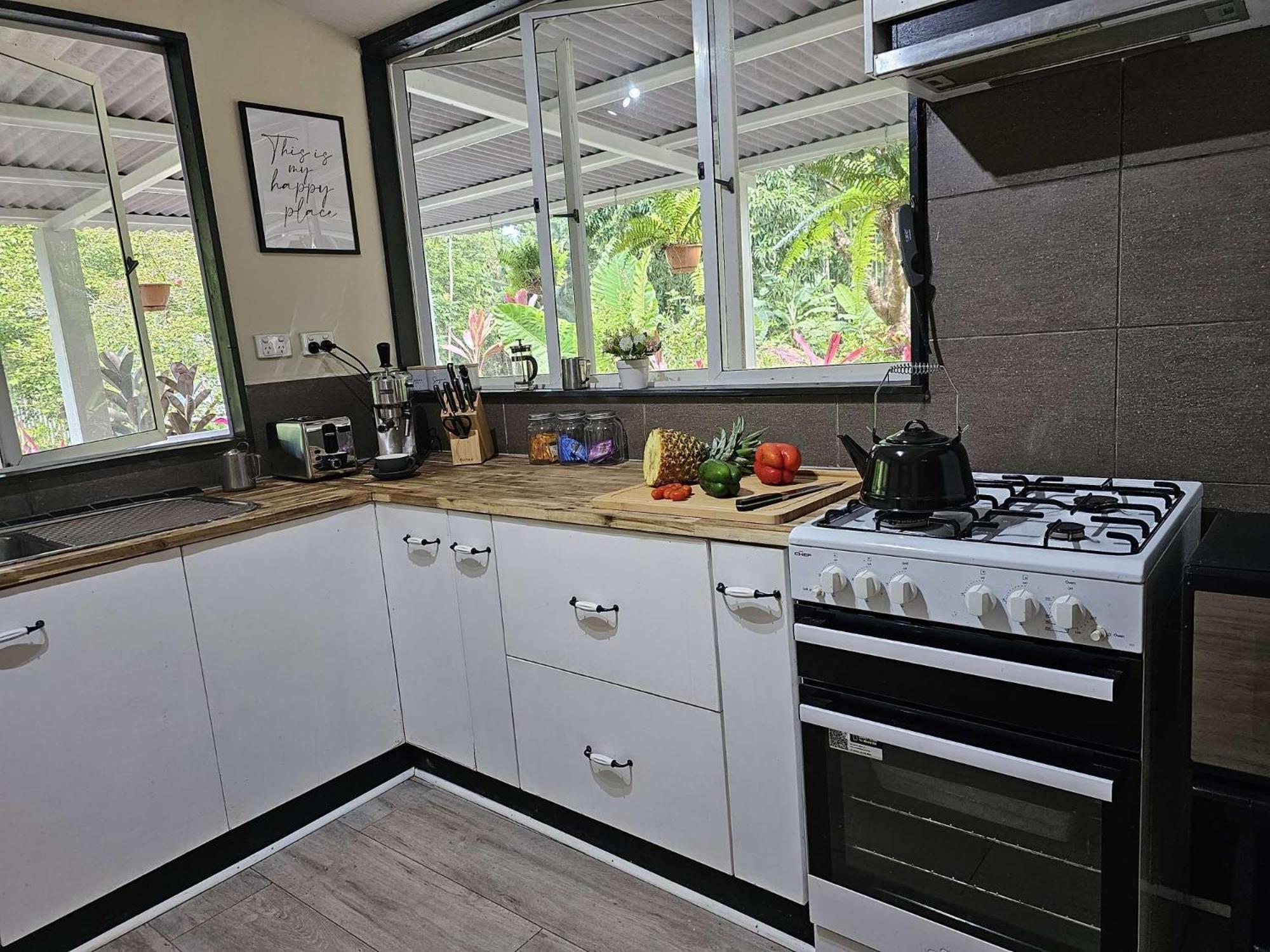 Alena Star House, Eco Retreat With Pool, Prime Position