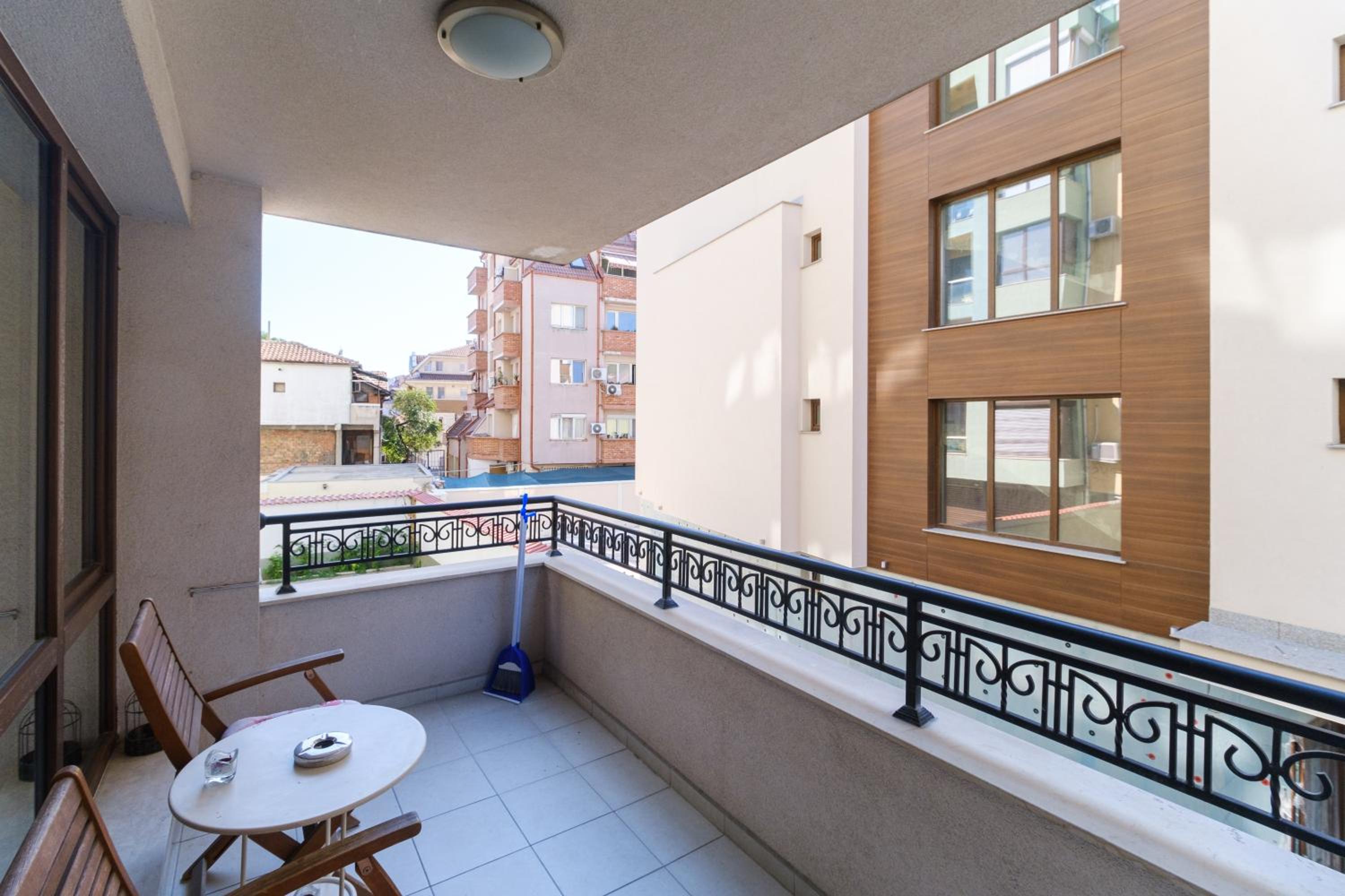 Riverside 2-Bedroom Apartment