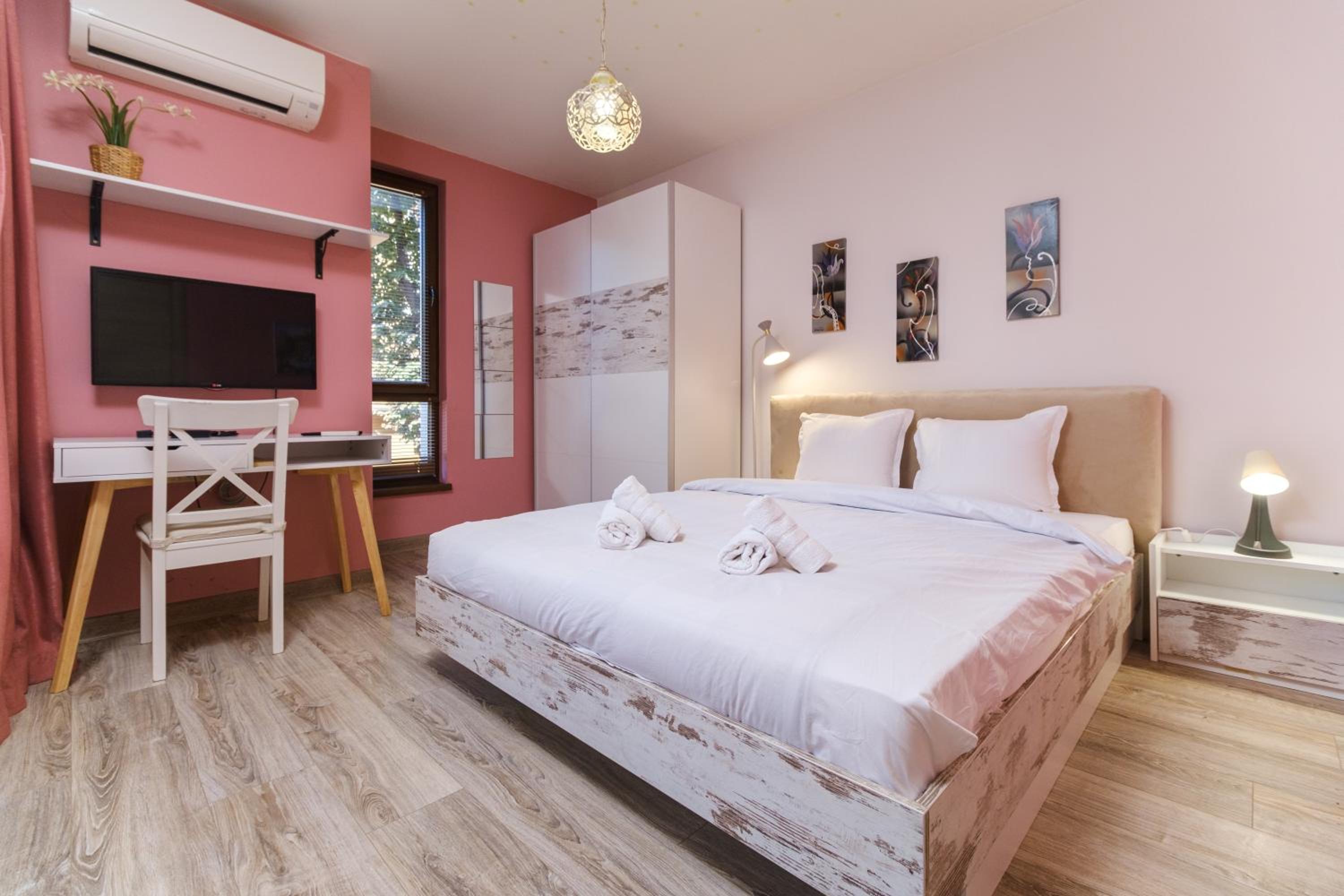 Riverside 2-Bedroom Apartment