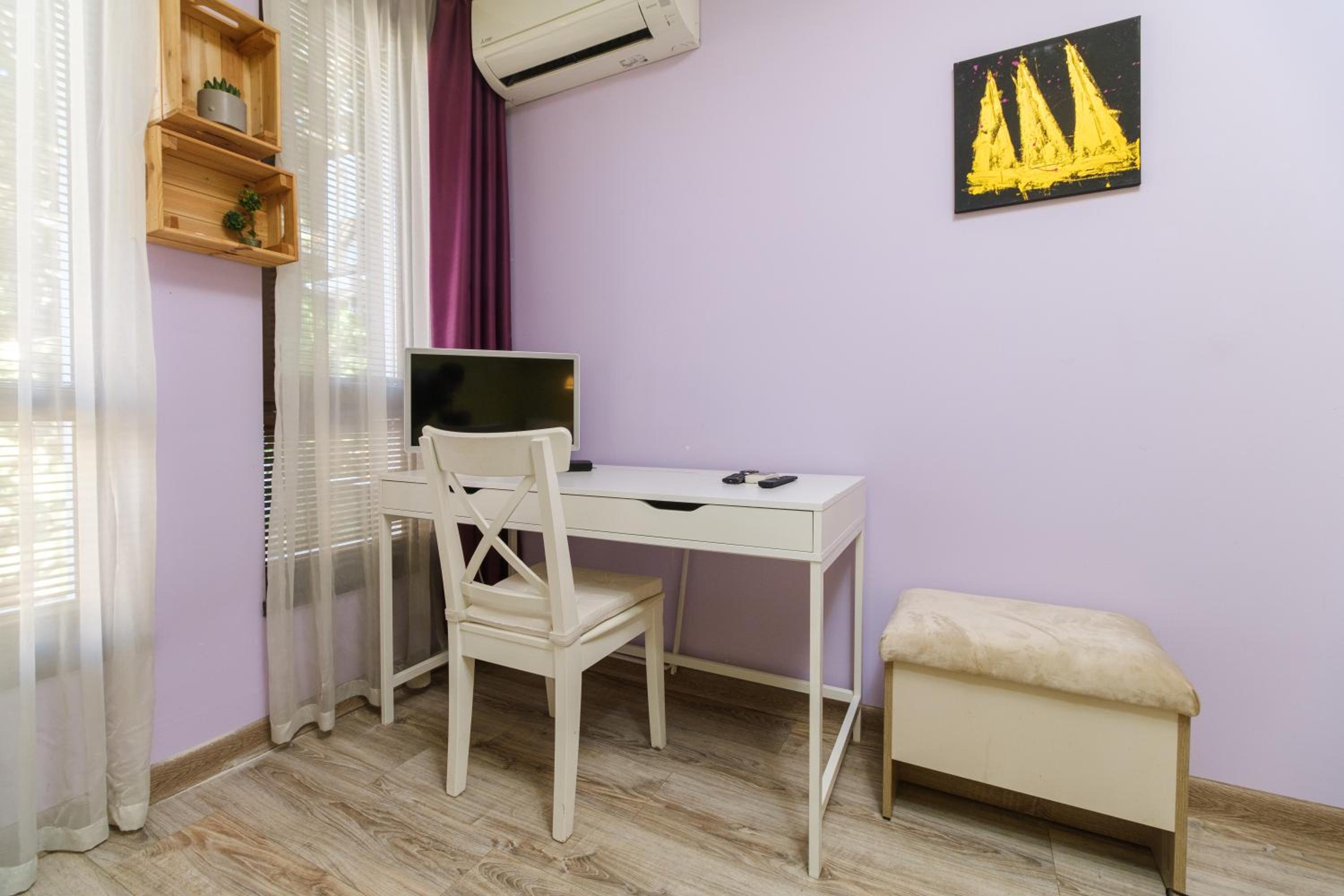 Riverside 2-Bedroom Apartment