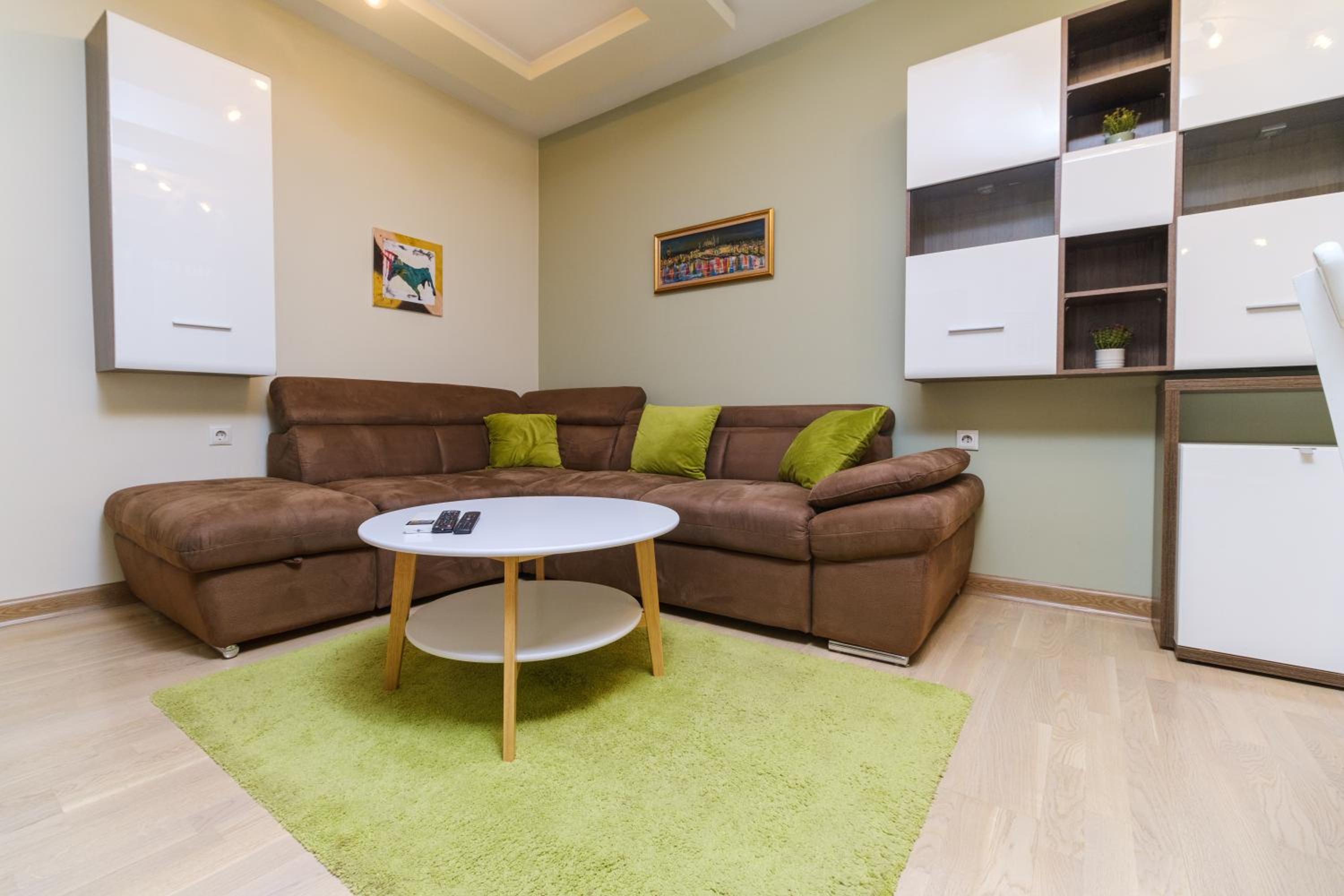 Riverside 2-Bedroom Apartment