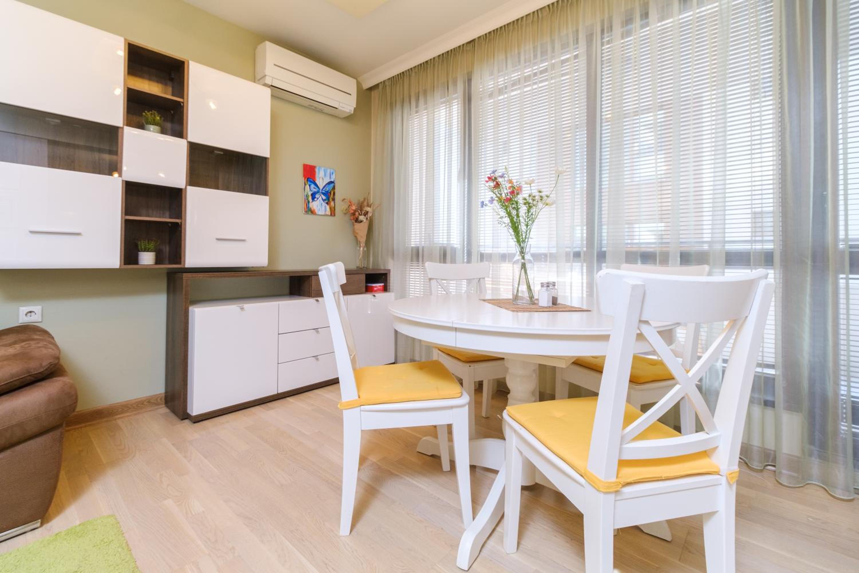 Riverside 2-Bedroom Apartment