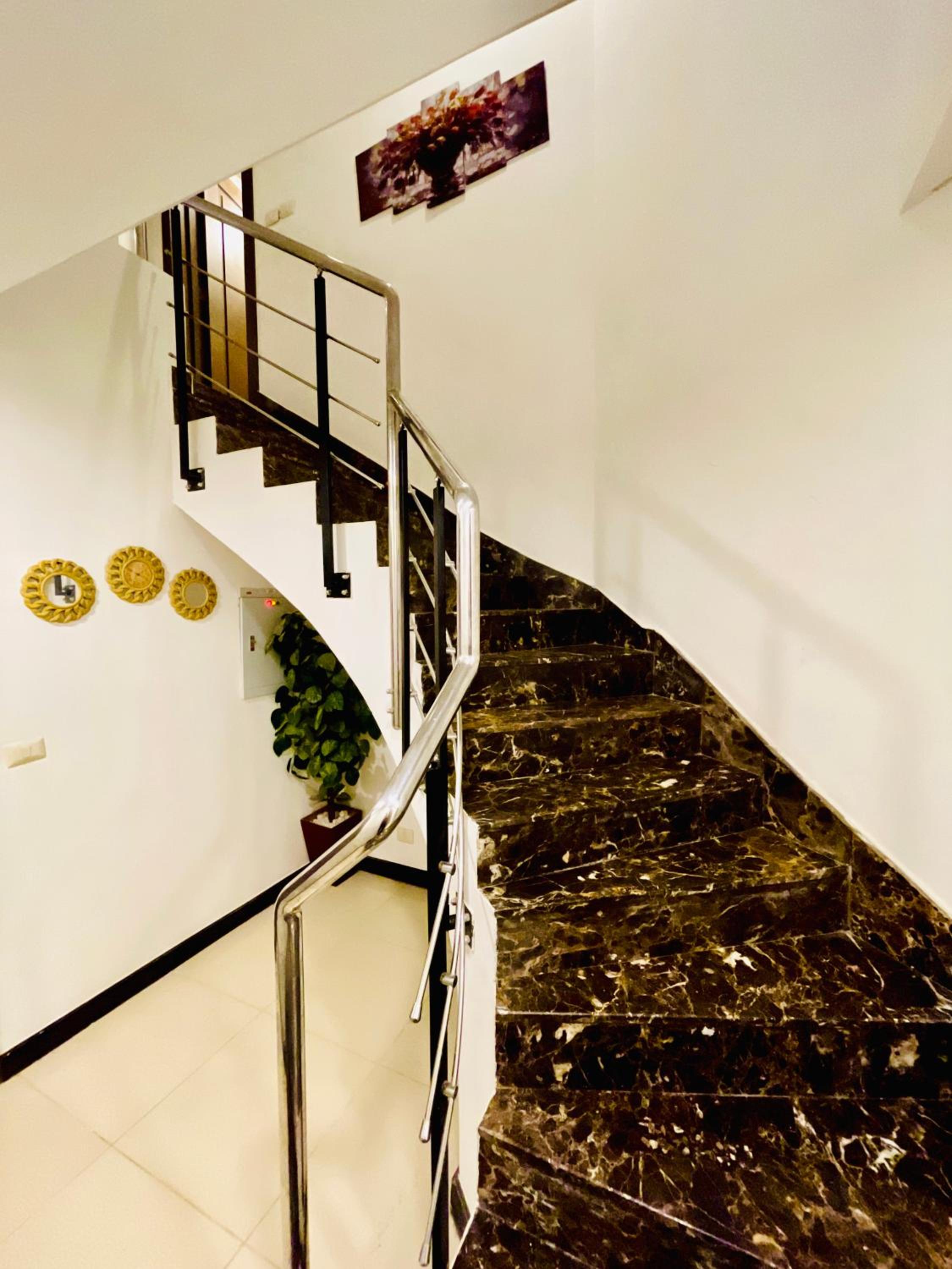 2 Bedrooms Pool View Duplex Across Park Mall