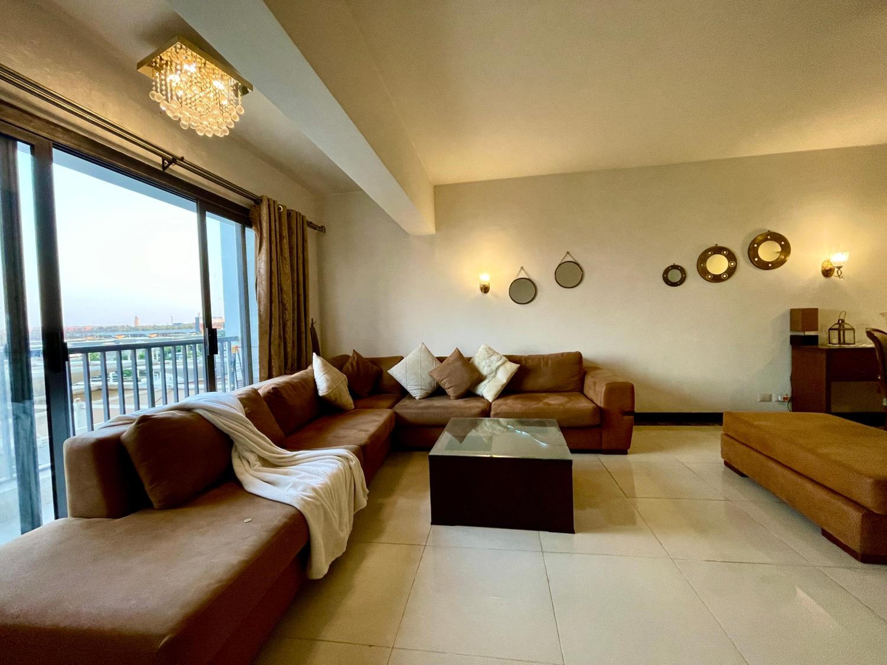2 Bedrooms Pool View Duplex Across Park Mall