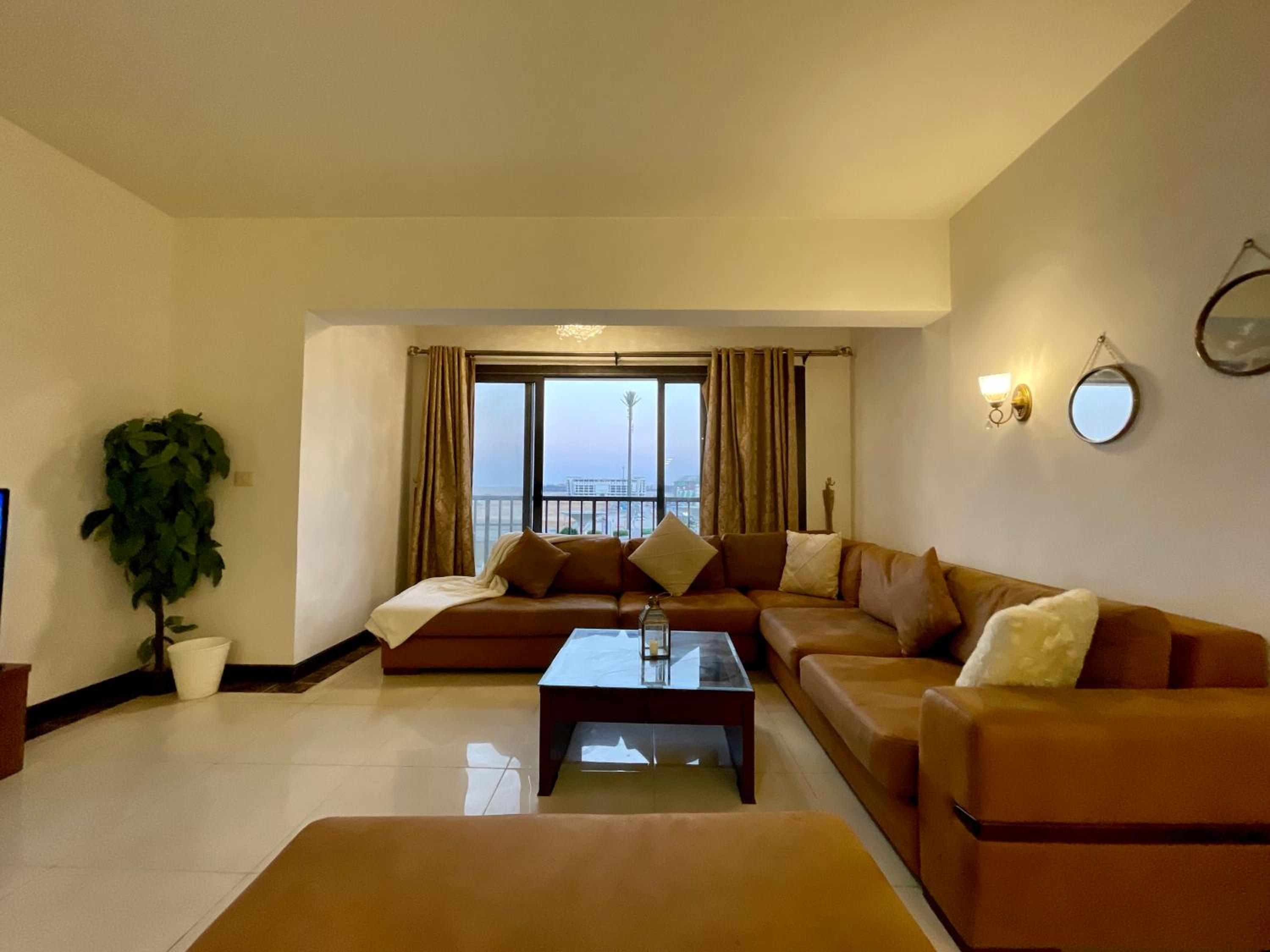 2 Bedrooms Pool View Duplex Across Park Mall