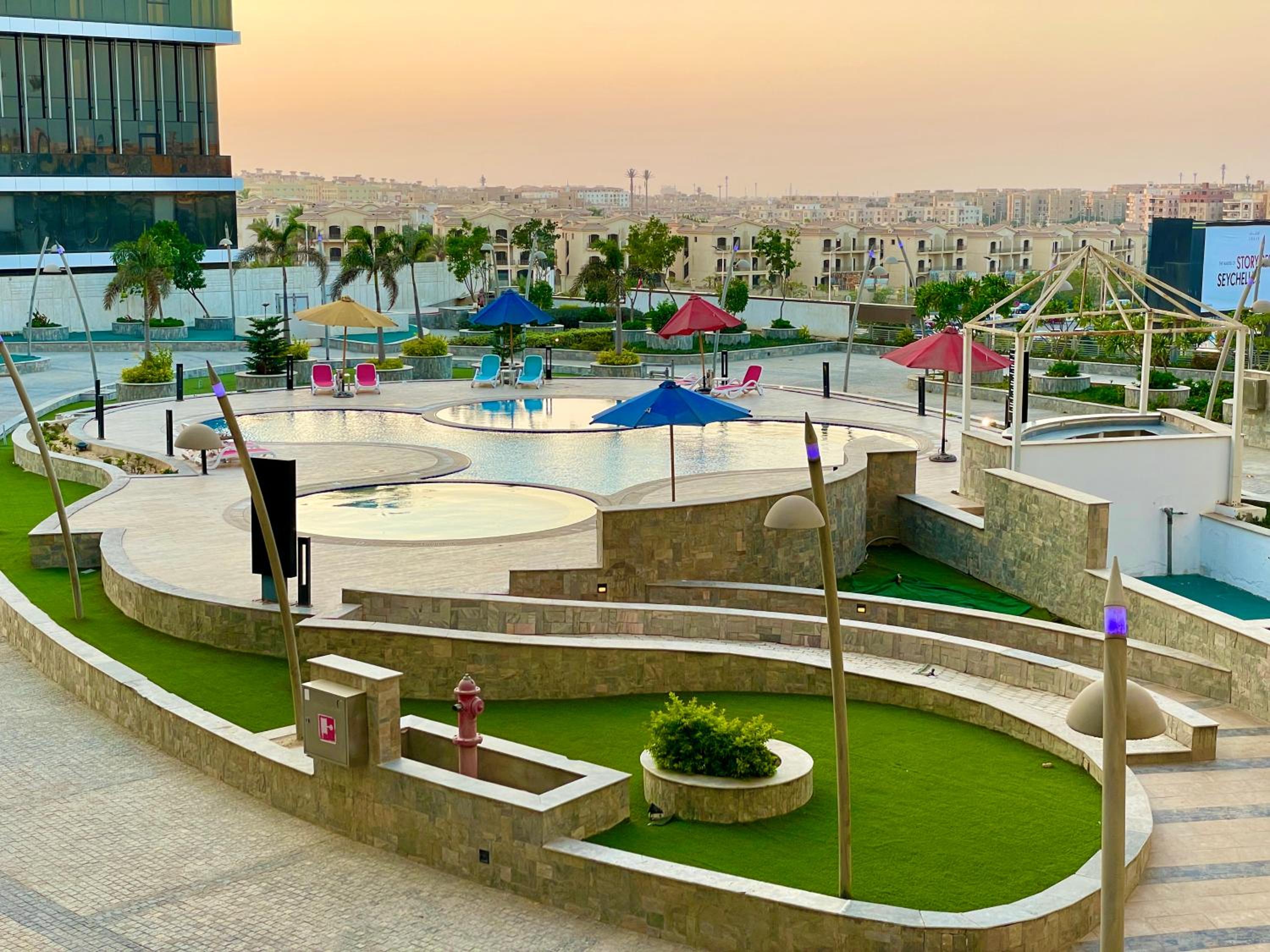 2 Bedrooms Pool View Duplex Across Park Mall