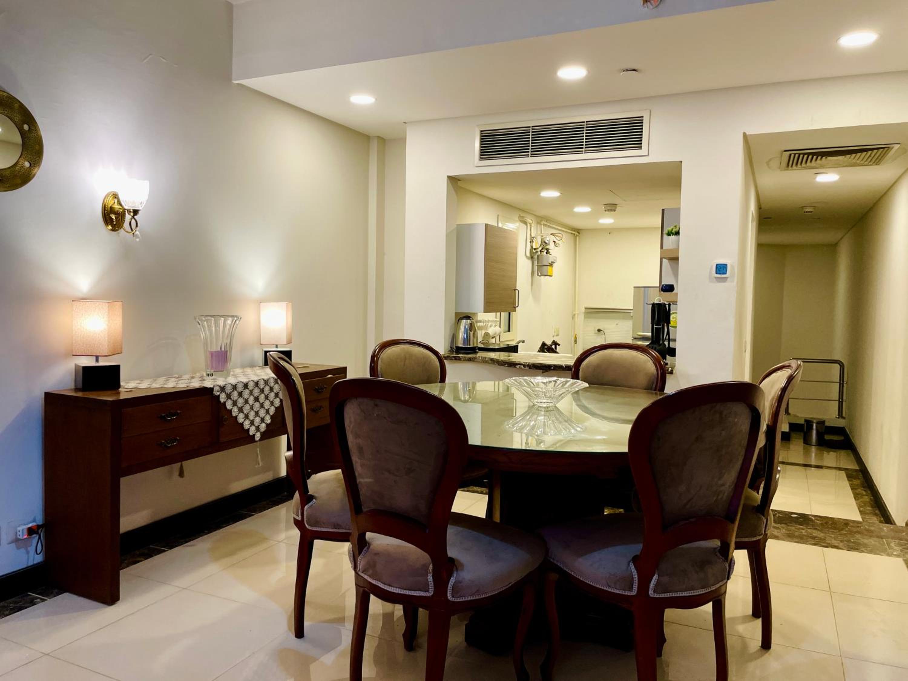 2 Bedrooms Pool View Duplex Across Park Mall