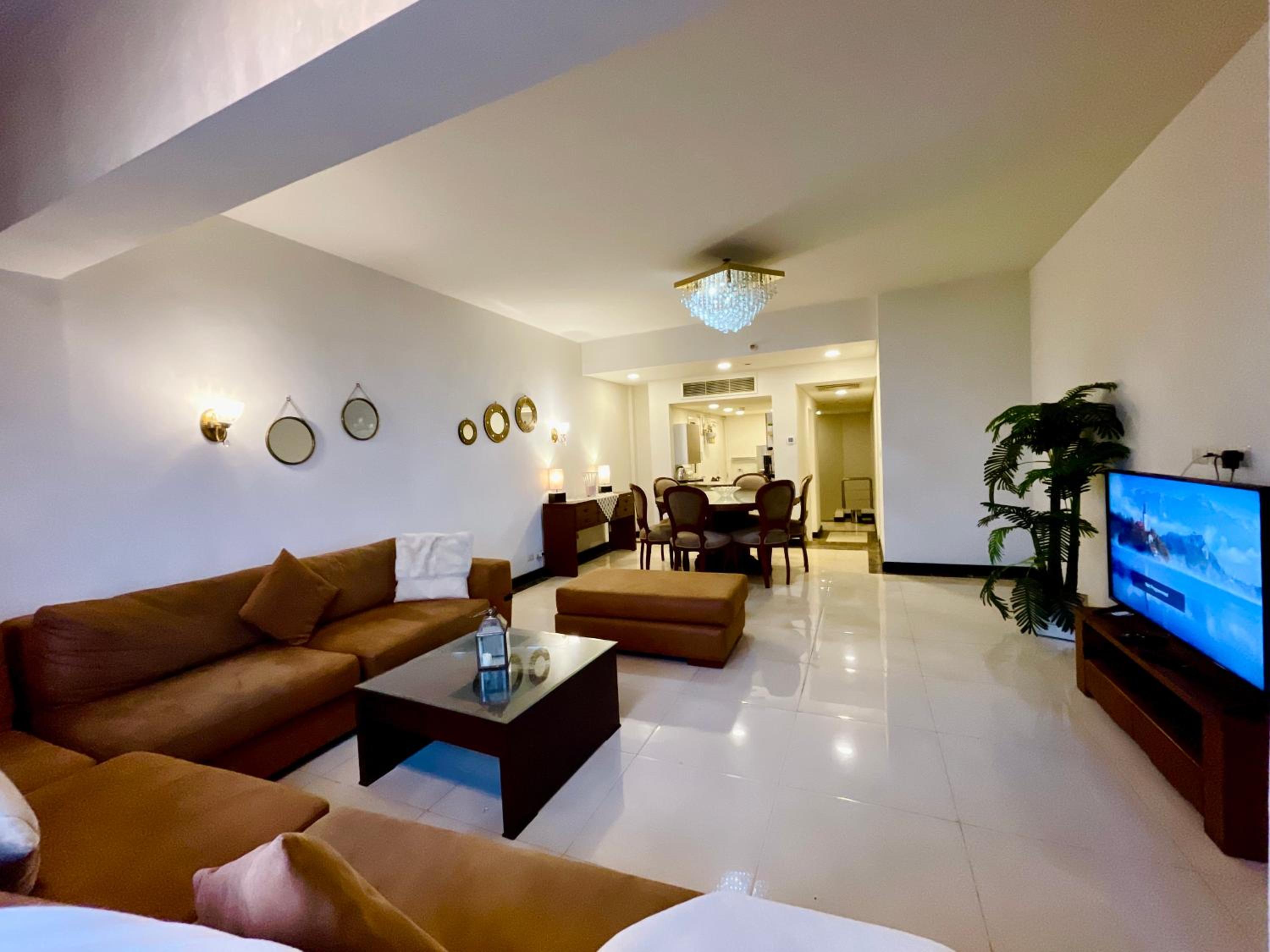 2 Bedrooms Pool View Duplex Across Park Mall