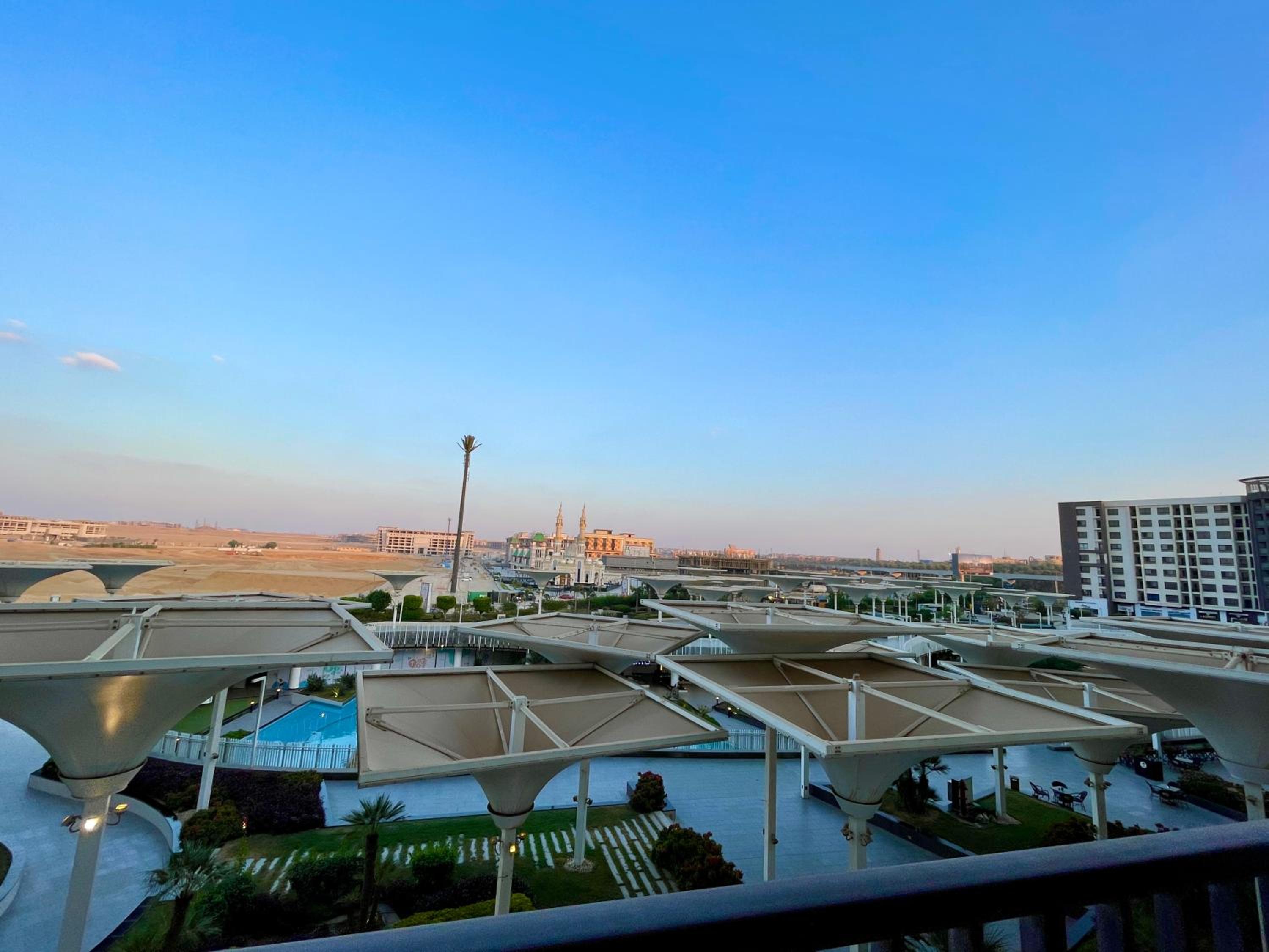 2 Bedrooms Pool View Duplex Across Park Mall