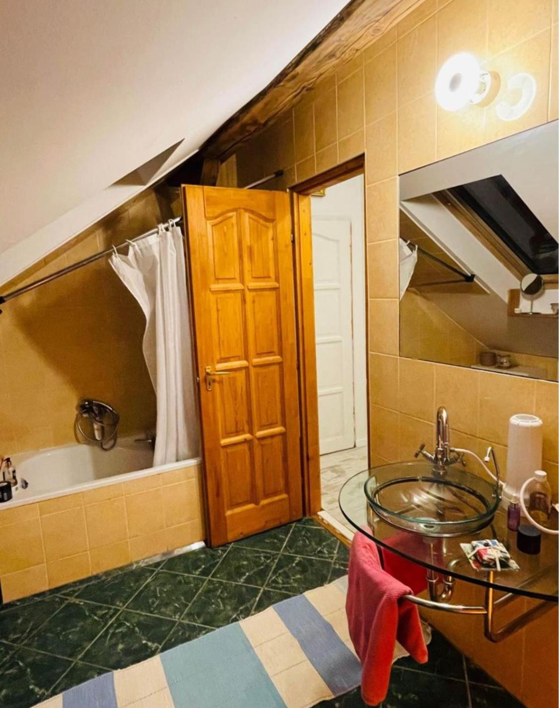 Comfortable room in the heart of Budapest view 3