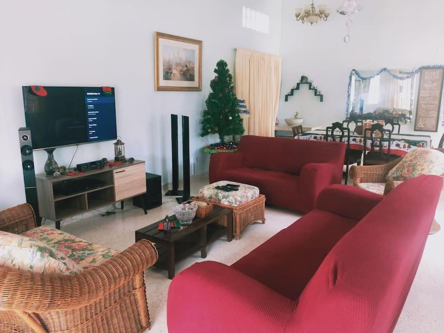 Pet-Friendly, Spacious Family Cottage, with Games Lounge & Near Beach photo 1