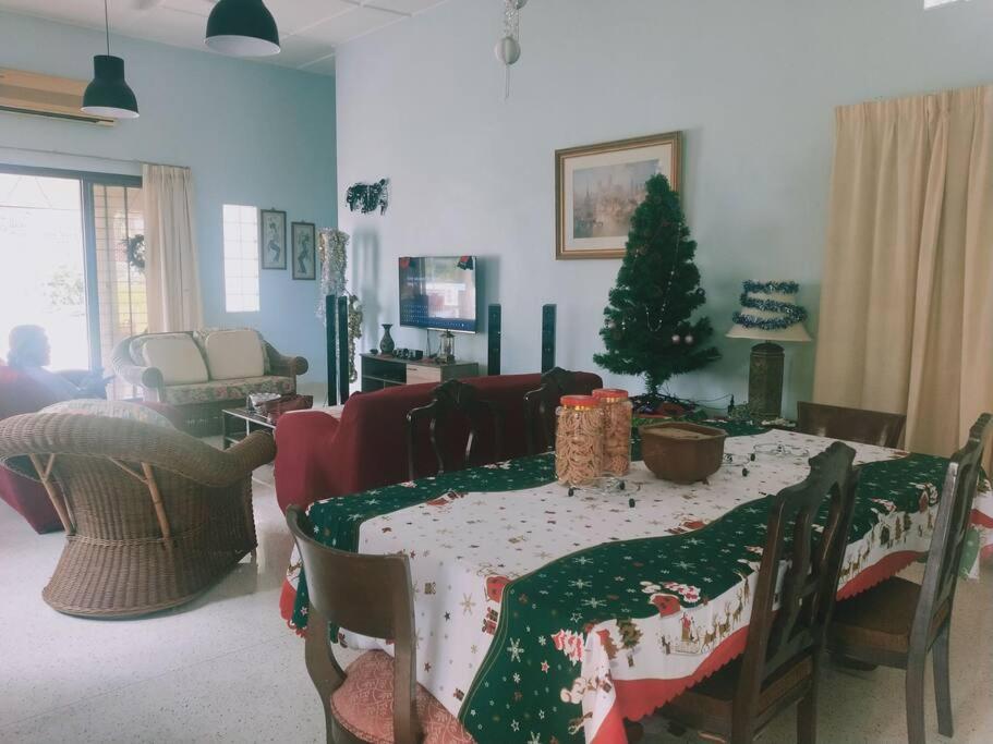 Pet-Friendly, Spacious Family Cottage, with Games Lounge & Near Beach photo 2