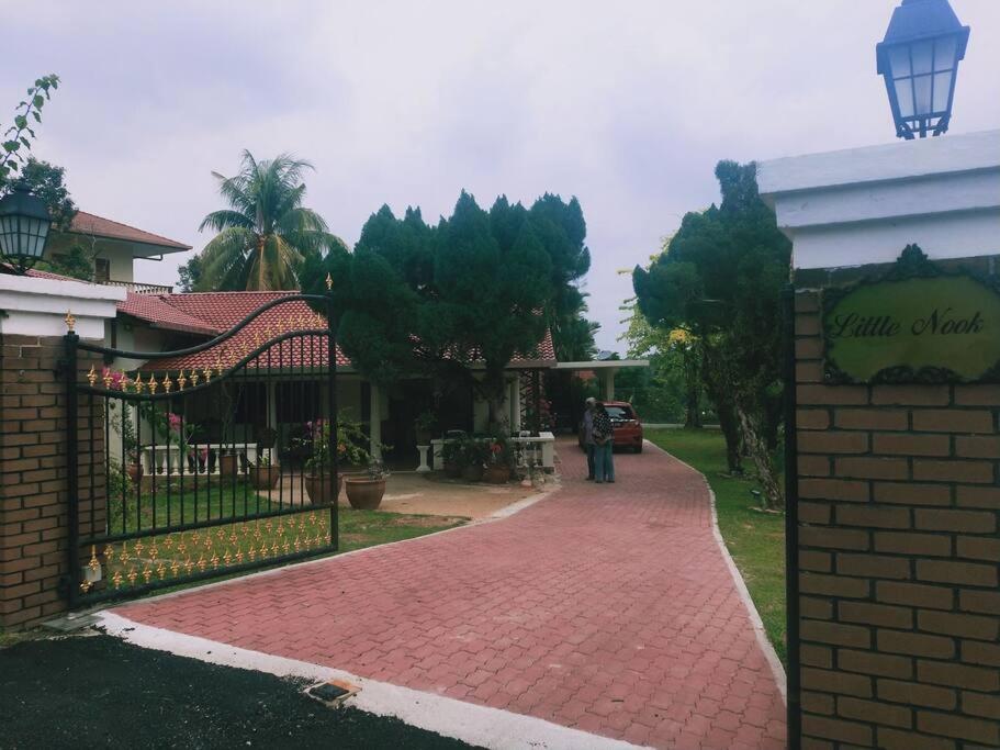 Pet-Friendly, Spacious Family Cottage, with Games Lounge & Near Beach photo 3